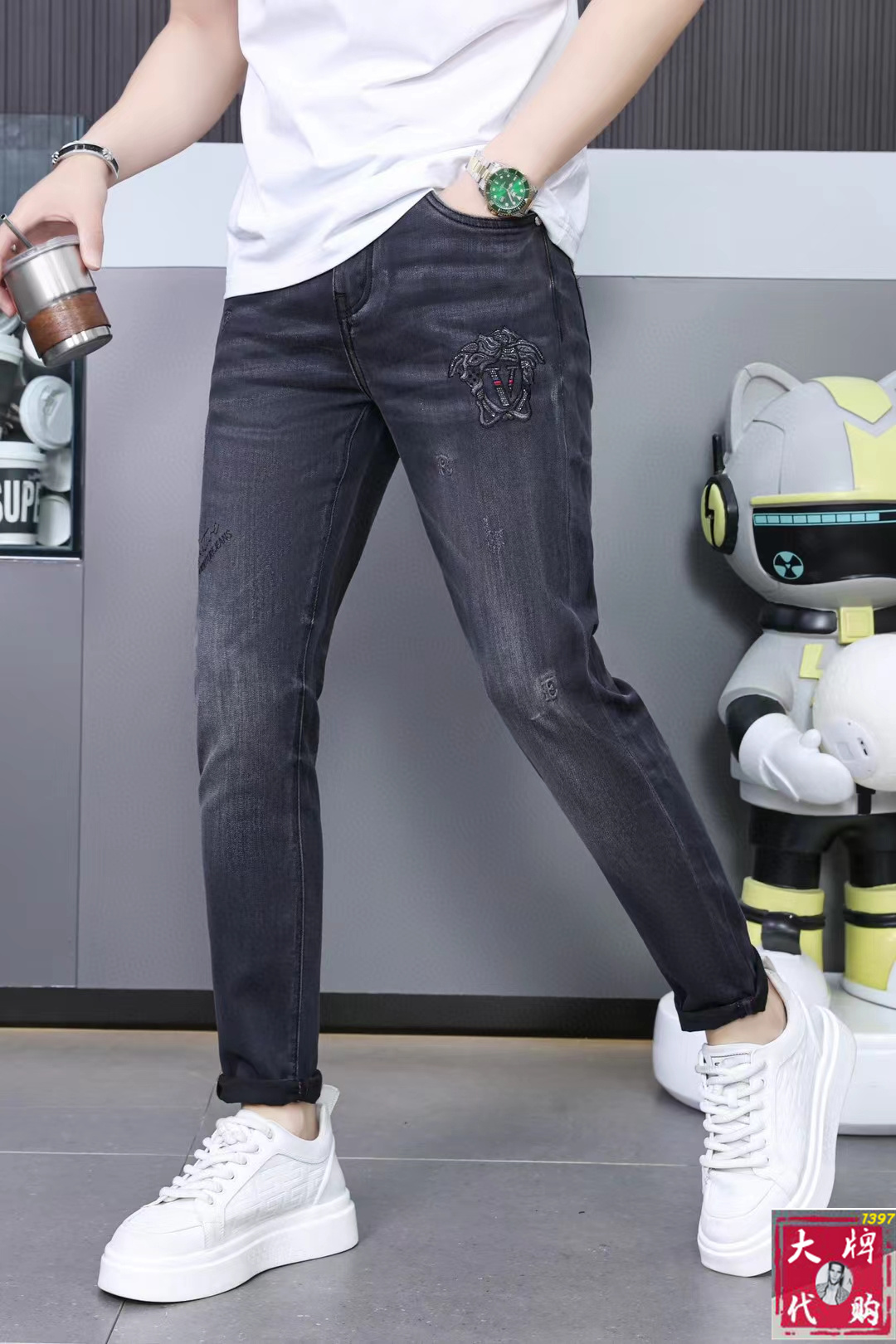 NO:141103,[Versace] New high-end fashion casual jeans for men in early spring are simple and elegant. The same style of the counter supports inspection of goods, simple and fashionable, calm and versatile, and the same style of the comfortable counter supports inspection. A century-old luxury brand, a traditional and noble design style of the British showcases noble temperament and wins the favor of countless people. No matter what occasion, it shows luxurious and extraordinary temperament. Use imported custom-made lyesel five-bag casual high-elastic fabric. Top master design. The craftsmanship works are very beautiful, and every detail can show the quality of the big brand. I think such a feature is enough to make people excited. A super versatile basic style is one of them, and it is worth the price-performance ratio!  Size 29-38, versace, versace, jeans, alexander wang19860909【 Versace 范思哲】早春男士新款高级时装休闲牛仔裤,简洁大气 ,专柜同款支持验货简约时尚,从容百搭,舒适专柜同款支持验货,百年奢侈品牌,英伦传统高贵的设计风格,尽显高贵气质赢取无数人的欢心 无论什么场合穿上都尽显奢华、高贵非凡的气质 选用进口定制莱赛尔五袋休闲高弹面料 顶级大师设计 匠心著作实物非常漂亮,每个细节都能彰显大牌的品质感.我觉得这样一条特色足以让人心动.超百搭基本款人手一条,超值性价比！尺码29一38,,versace,versace,jeans,alexander wang,Men's clothing