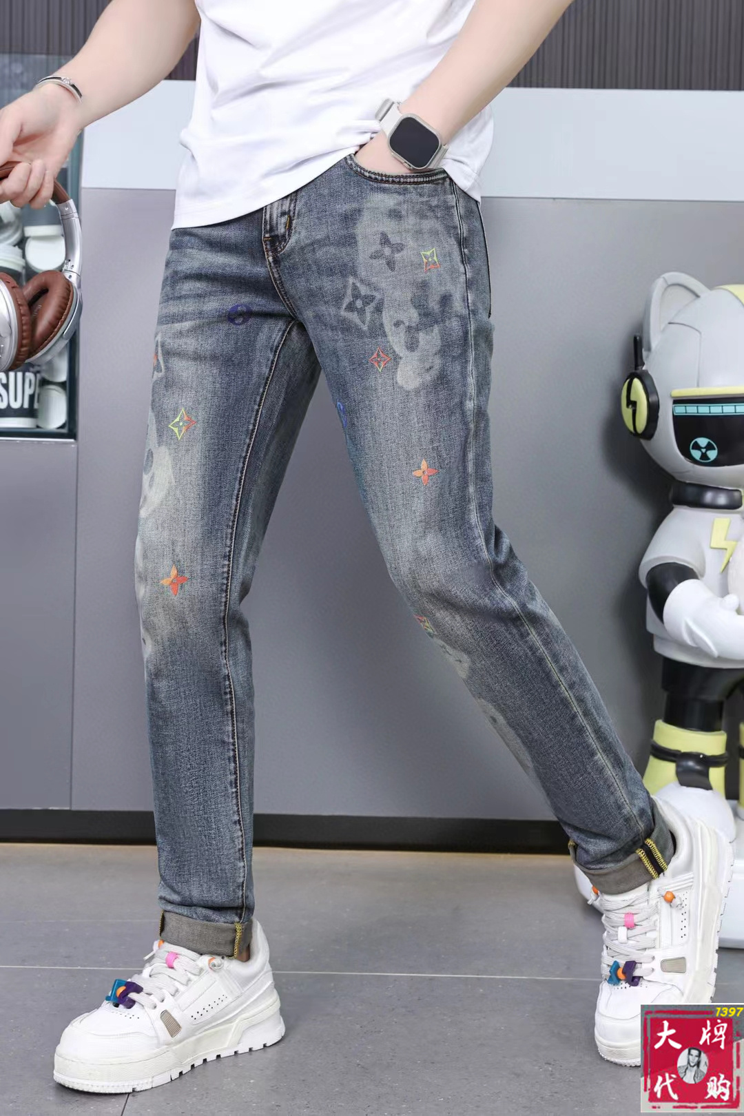 NO:141105,[LV Louis Vuitton] Early spring men's new high-end fashion casual jeans, simple and atmospheric, the same style of the counter supports inspection of goods, simple and fashionable, calm and versatile, and the same style of the comfortable counter supports inspection. A century-old luxury brand, the traditional and noble design style of the British show the noble temperament and win the favor of countless people. No matter what occasion, it shows the luxurious and noble temperament. Use imported custom-made Laiser five-bag casual high-elastic fabric. Top master design. The craftsmanship works are very beautiful, and every detail can show the quality of the big brand. I think such a feature is enough to make people excited. Super versatile basic styles are all worth the price-performance ratio!  Size 29-38, louis vuitton,louis vuitton,jeans,alexander wang19860909【 LV 路易威登】早春男士新款高级时装休闲牛仔裤,简洁大气 ,专柜同款支持验货简约时尚,从容百搭,舒适专柜同款支持验货,百年奢侈品牌,英伦传统高贵的设计风格,尽显高贵气质赢取无数人的欢心 无论什么场合穿上都尽显奢华、高贵非凡的气质 选用进口定制莱赛尔五袋休闲高弹面料 顶级大师设计 匠心著作实物非常漂亮,每个细节都能彰显大牌的品质感.我觉得这样一条特色足以让人心动.超百搭基本款人手一条,超值性价比！尺码29一38,,louis vuitton,louis vuitton,jeans,alexander wang,Men's clothing