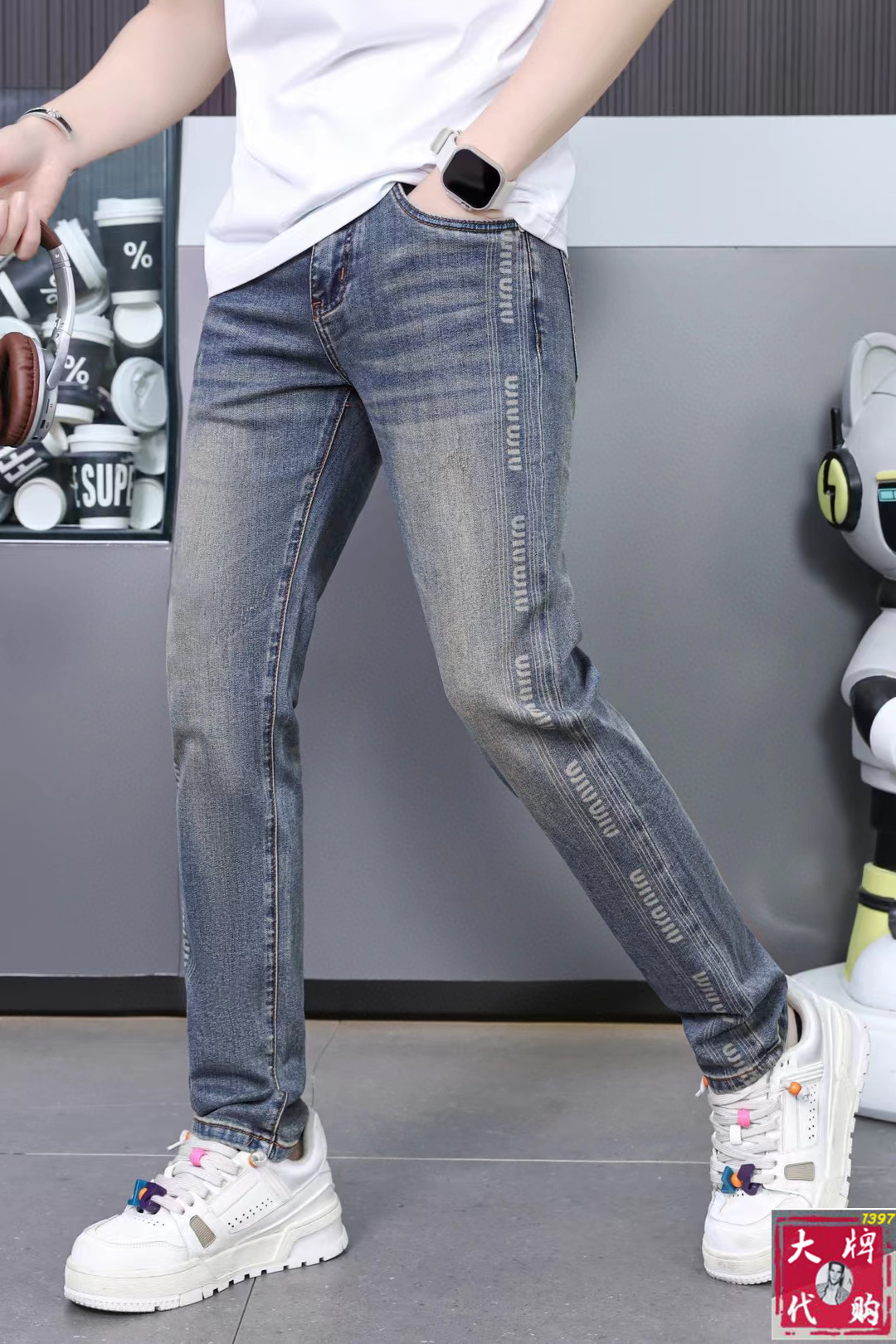 NO:141109,[MiuMiu] Early spring men's new high-end fashion casual jeans, simple and atmospheric, the same style of the counter supports inspection of goods, simple and fashionable, calm and versatile, and the same style of the comfortable counter supports inspection. A century-old luxury brand, a traditional and noble design style of the British showcases noble temperament and wins the favor of countless people. No matter what occasion, it shows luxurious and extraordinary temperament. Use imported custom-made lyesel five-bag casual high-elastic fabric. Top master design. The craftsmanship works are very beautiful, and every detail can show the quality of the big brand. I think such a feature is enough to make people excited. A super versatile basic style is one of them, and it is worth the price-performance ratio!  Size 29-38, miumiu, jeans, alexander wang19860909【 MiuMiu 缪缪】早春男士新款高级时装休闲牛仔裤,简洁大气 ,专柜同款支持验货简约时尚,从容百搭,舒适专柜同款支持验货,百年奢侈品牌,英伦传统高贵的设计风格,尽显高贵气质赢取无数人的欢心 无论什么场合穿上都尽显奢华、高贵非凡的气质 选用进口定制莱赛尔五袋休闲高弹面料 顶级大师设计 匠心著作实物非常漂亮,每个细节都能彰显大牌的品质感.我觉得这样一条特色足以让人心动.超百搭基本款人手一条,超值性价比！尺码29一38,,miumiu,jeans,alexander wang,Men's clothing