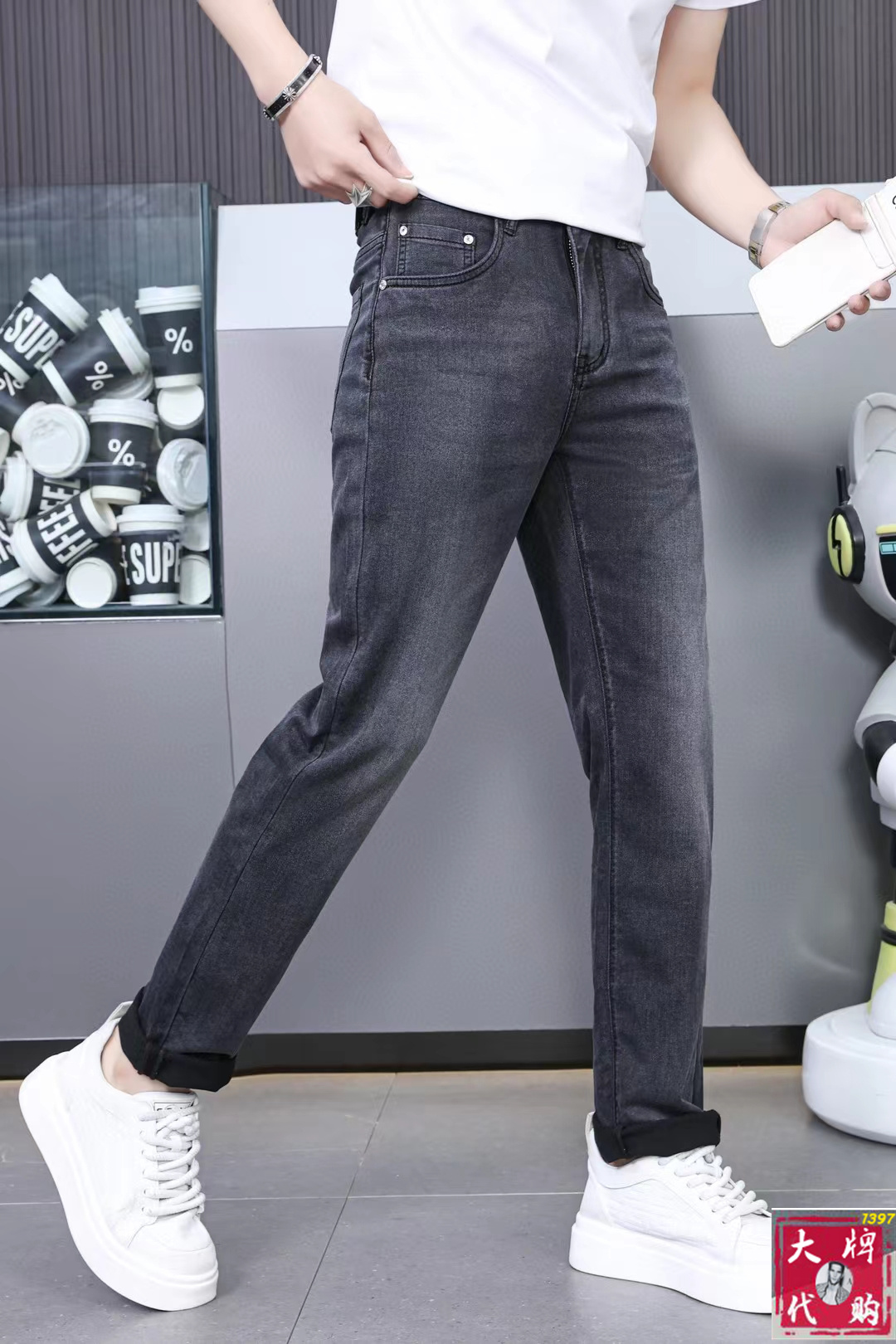 NO:141107,[Versace] New high-end fashion casual jeans for men in early spring are simple and elegant. The same style of the counter supports inspection of goods, simple and fashionable, calm and versatile, and the same style of the comfortable counter supports inspection. A century-old luxury brand, a traditional and noble design style of the British showcases noble temperament and wins the favor of countless people. No matter what occasion, it shows luxurious and extraordinary temperament. Use imported custom-made lyesel five-bag casual high-elastic fabric. Top master design. The craftsmanship works are very beautiful, and every detail can show the quality of the big brand. I think such a feature is enough to make people excited. A super versatile basic style is one of them, and it is worth the price-performance ratio!  Size 29-38, versace, versace, jeans, alexander wang19860909【 Versace 范思哲】早春男士新款高级时装休闲牛仔裤,简洁大气 ,专柜同款支持验货简约时尚,从容百搭,舒适专柜同款支持验货,百年奢侈品牌,英伦传统高贵的设计风格,尽显高贵气质赢取无数人的欢心 无论什么场合穿上都尽显奢华、高贵非凡的气质 选用进口定制莱赛尔五袋休闲高弹面料 顶级大师设计 匠心著作实物非常漂亮,每个细节都能彰显大牌的品质感.我觉得这样一条特色足以让人心动.超百搭基本款人手一条,超值性价比！尺码29一38,,versace,versace,jeans,alexander wang,Men's clothing