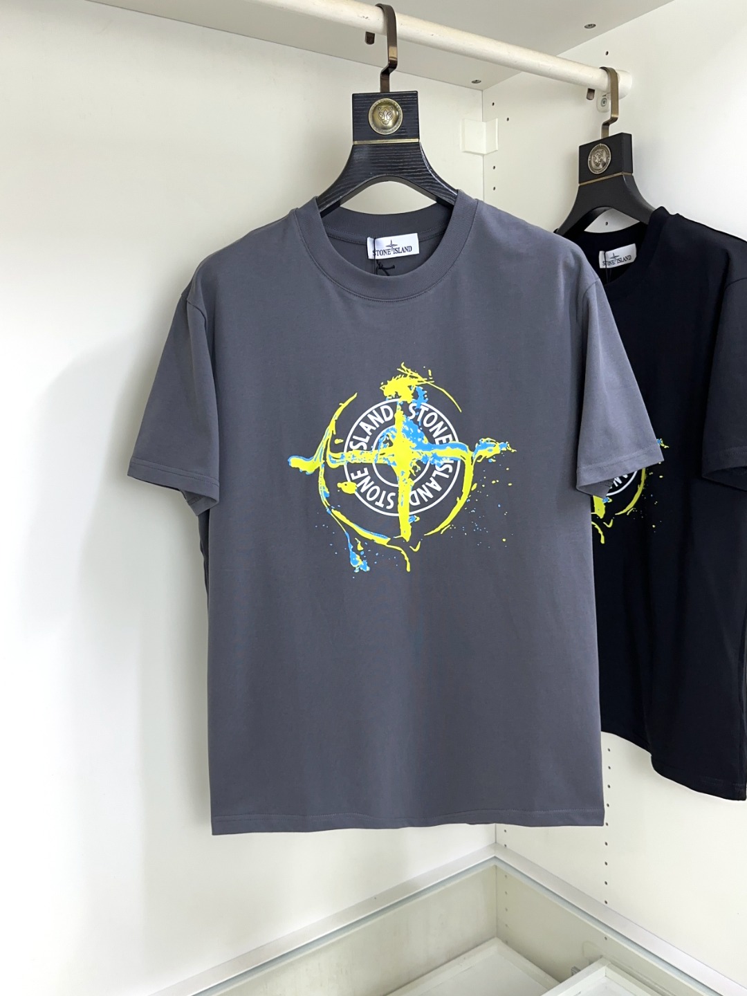 NO:141115,Stone Island Top round neck, casual short-sleeved high-end custom versatile styles, anyone can easily control them. The fabric is fully customized craftsmanship, the latest logo design of the luxurious classic brand on the chest, which is very high-end and those who understand goods must enter!  The style and tailoring are slim styles, which are very exquisite, showing aura and highlighting the exquisiteness of business men. This is the unique feature, the right slim fit, and the upper body effect is very good!  Size S-XL can wear 190 catties, T-shirt, alexander wang19860909石头岛 顶级圆领休闲短袖高级定制百搭款式 任何人都可以轻松驾驭 面料全订制工艺 胸前奢华经典品牌最新logo设计,非常显档次懂货的必须入！版型剪裁属于修身款 非常精致,显气场,又会凸显商务男士的精致,这就是独到之处,恰到好处的修身,上身效果非常赞！尺码S-XL 可穿190斤,,T-shirt,alexander wang,Men's clothing