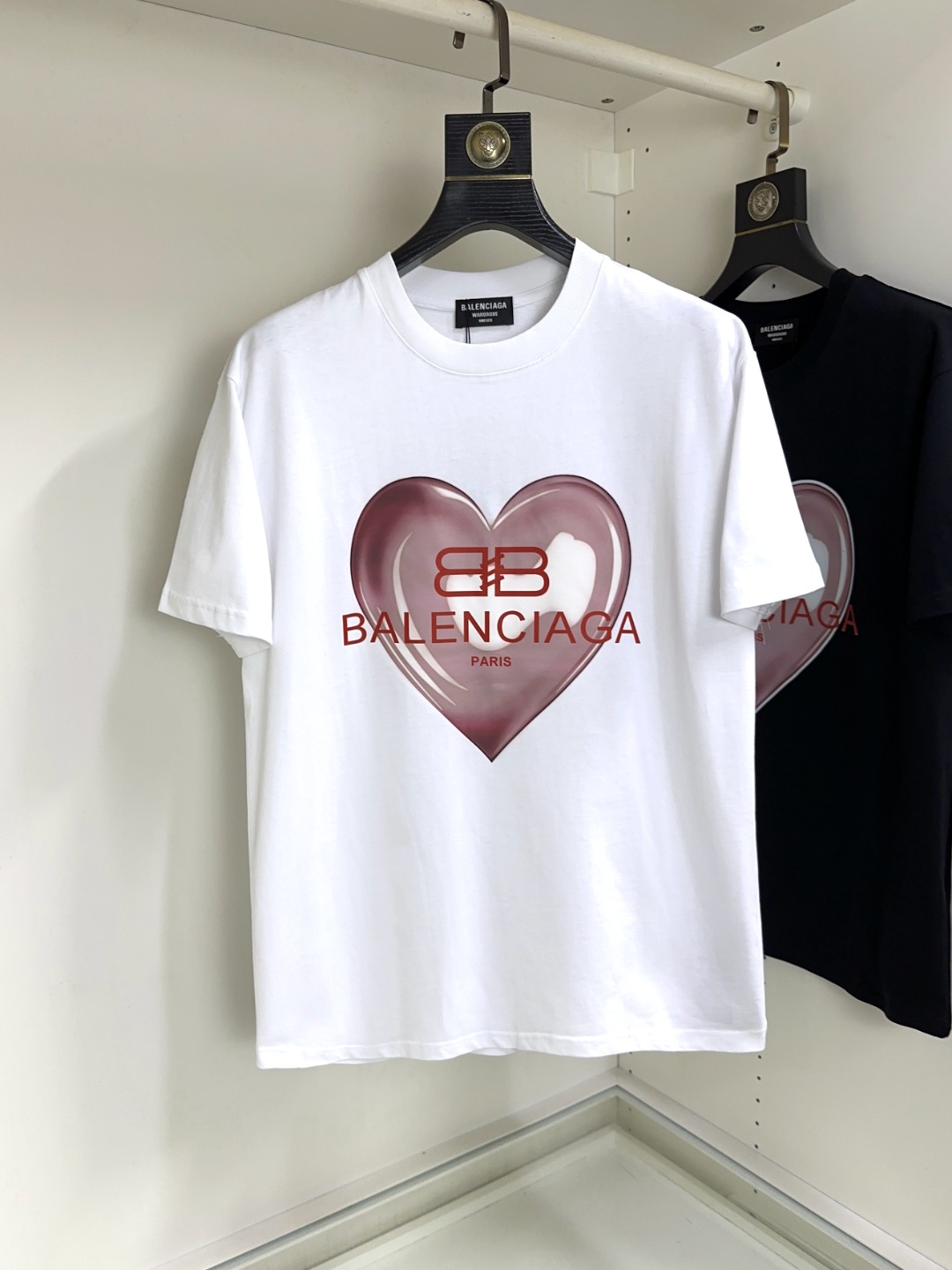 NO:141124,Balenciaga top round neck casual short sleeve high-end custom versatile styles that anyone can easily control. The fabric is fully customized craftsmanship, the latest logo design of the luxurious classic brand on the chest, which is very high-end and must be entered if you understand the goods!  The style and tailoring are slim styles, which are very exquisite, showing aura and highlighting the exquisiteness of business men. This is the unique feature, the right slim fit, and the upper body effect is very good!  Size S-XL can wear 190 catties, balenciaga, balenciaga, T-shirt, alexander wang19860909Balenciaga 巴黎世家 顶级圆领休闲短袖高级定制百搭款式 任何人都可以轻松驾驭 面料全订制工艺 胸前奢华经典品牌最新logo设计,非常显档次懂货的必须入！版型剪裁属于修身款 非常精致,显气场,又会凸显商务男士的精致,这就是独到之处,恰到好处的修身,上身效果非常赞！尺码S-XL 可穿190斤,,balenciaga,balenciaga,T-shirt,alexander wang,Men's clothing