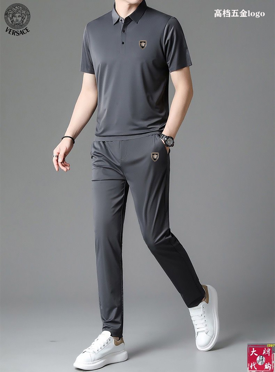 NO:141081,Versace - New casual short-sleeved suit!  Celebrities’ favorite fashion casual suits, simple and generous, craft design on the official website!  Clean and neat tailored, full of urban style. It is available for exclusive top custom fabrics, soft and dry, and the upper body has a crisp and stylish effect. The three-dimensional cutting process and the style are all high-standard and appropriate silhouette versions!  It’s not tight, just feel good when you wear it. With so many top-quality raw materials, you can create high-end products with unparalleled value. The first choice for high-end fashion fashion people with a complete range of three standards, and the upper body effect is super good!  Code number M-3XL, versace, versace, T-shirt, alexander wang19860909Versace 范思哲 - 新品休闲短袖套装！明星最爱时装味休闲套装 简单大方,官网11工艺设计！干净利落剪裁 都市风十足 可供独家顶级定制面料,手感软糯干爽,上身效果挺括有型.立体裁剪工艺,版型上都是高标准,恰当好处的廓型版！又恰恰不紧绷,穿上心情就好,如此众多的顶级原料,打造出价值感无与伦比的高端产品,三标齐全高端潮流时尚人士首选,上身效果超级好看！码数M-3XL,,versace,versace,T-shirt,alexander wang,Men's clothing