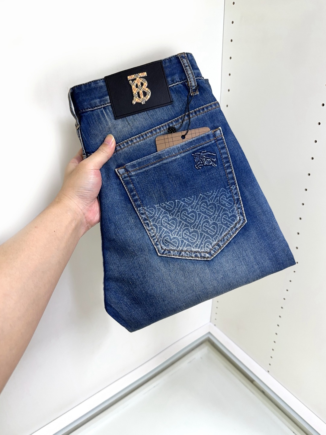 NO:141136,Burberry New style and new products available for sale in physical stores. The original 1:1 good product for the counter, suitable for all ages. The highest version of imported European fabrics in the market. They are comfortable, soft and skin-friendly, with super cool and fashionable and versatile upper body effect, straight and stylish, a must-have for the wardrobe!  Suitable for any occasion Size 29-40, Burberry, Burberry, Jeans, Alexander wang19860909Burberry 巴宝莉 新款新品 专柜有售 实体店极品牛仔裤专柜原版1:1好货,适合各个年龄段.市场最高版本的欧洲进口面料.舒适柔软亲肤,上身效果超级棒时尚百搭,笔挺有型,衣橱必备！适合任何场合穿着 尺码29-40,,burberry,burberry,jeans,alexander wang,Men's clothing