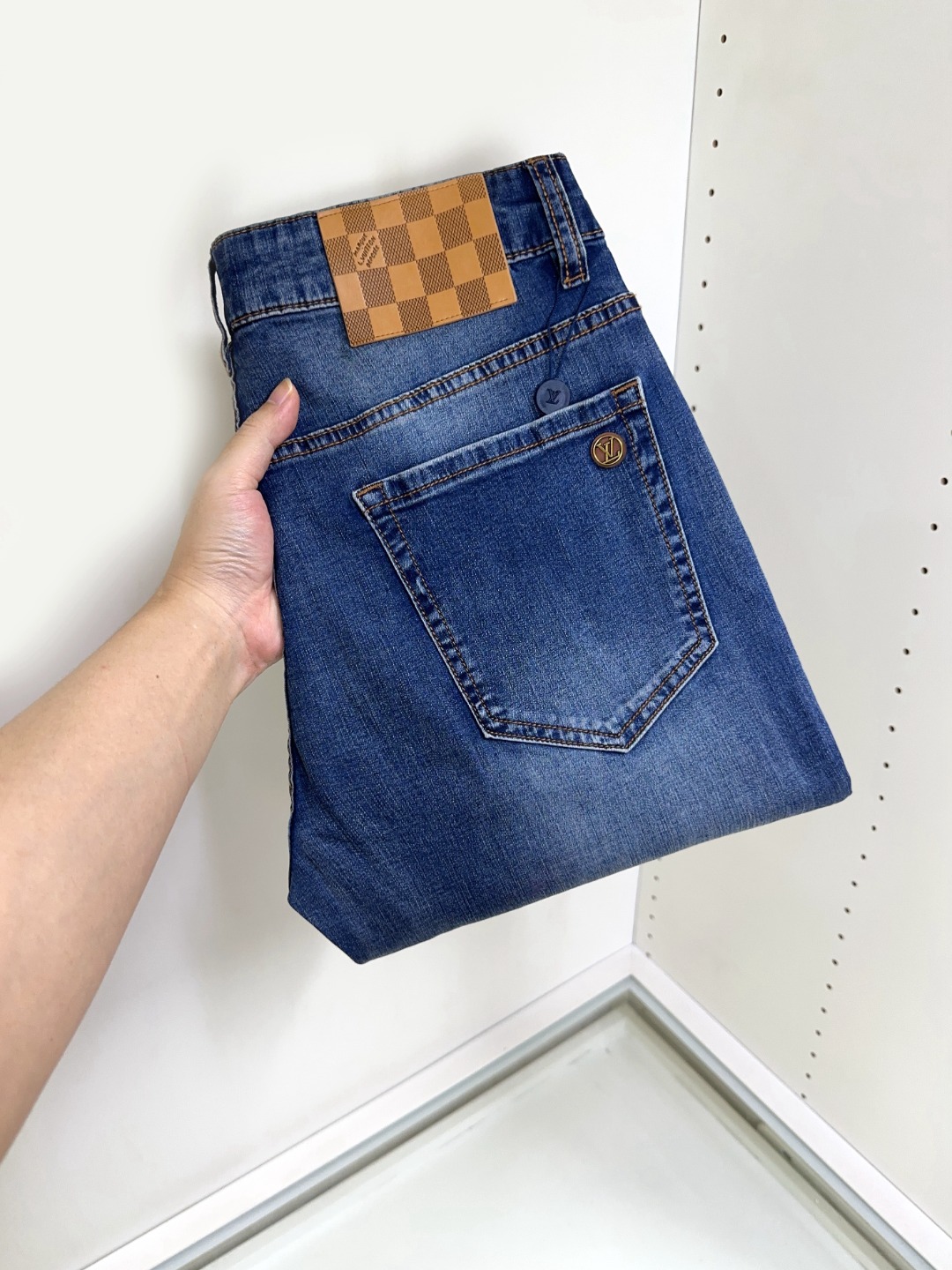 NO:141114,LV Louis Vuitton New style and new products available for sale in counters. The original 1:1 product for physical stores, suitable for all ages. The highest version of imported European fabrics in the market. They are comfortable, soft and skin-friendly, with super cool and fashionable and versatile upper body effect, straight and stylish, a must-have for the wardrobe!  Suitable for any occasion Size 29-40, louis vuitton,louis vuitton,jeans,alexander wang19860909LV 路易威登 新款新品 专柜有售 实体店极品牛仔裤专柜原版1:1好货,适合各个年龄段.市场最高版本的欧洲进口面料.舒适柔软亲肤,上身效果超级棒时尚百搭,笔挺有型,衣橱必备！适合任何场合穿着 尺码29-40,,louis vuitton,louis vuitton,jeans,alexander wang,Men's clothing