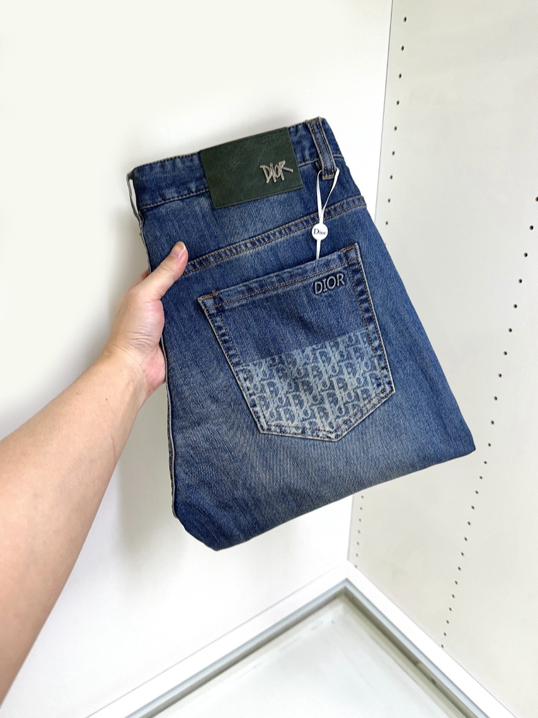 NO:141133,DIOR New style and new products available for sale in physical stores. The original 1:1 good product for the counter, suitable for all ages. The highest version of imported European fabrics in the market. They are comfortable, soft and skin-friendly, with super cool and fashionable and versatile upper body effect, straight and stylish, must-have for the wardrobe!  Suitable for any occasion Size 29-40,,dior,dior,jeans,alexander wang19860909DIOR 迪奥 新款新品 专柜有售 实体店极品牛仔裤专柜原版1:1好货,适合各个年龄段.市场最高版本的欧洲进口面料.舒适柔软亲肤,上身效果超级棒时尚百搭,笔挺有型,衣橱必备！适合任何场合穿着 尺码29-40,,dior,dior,jeans,alexander wang,Men's clothing