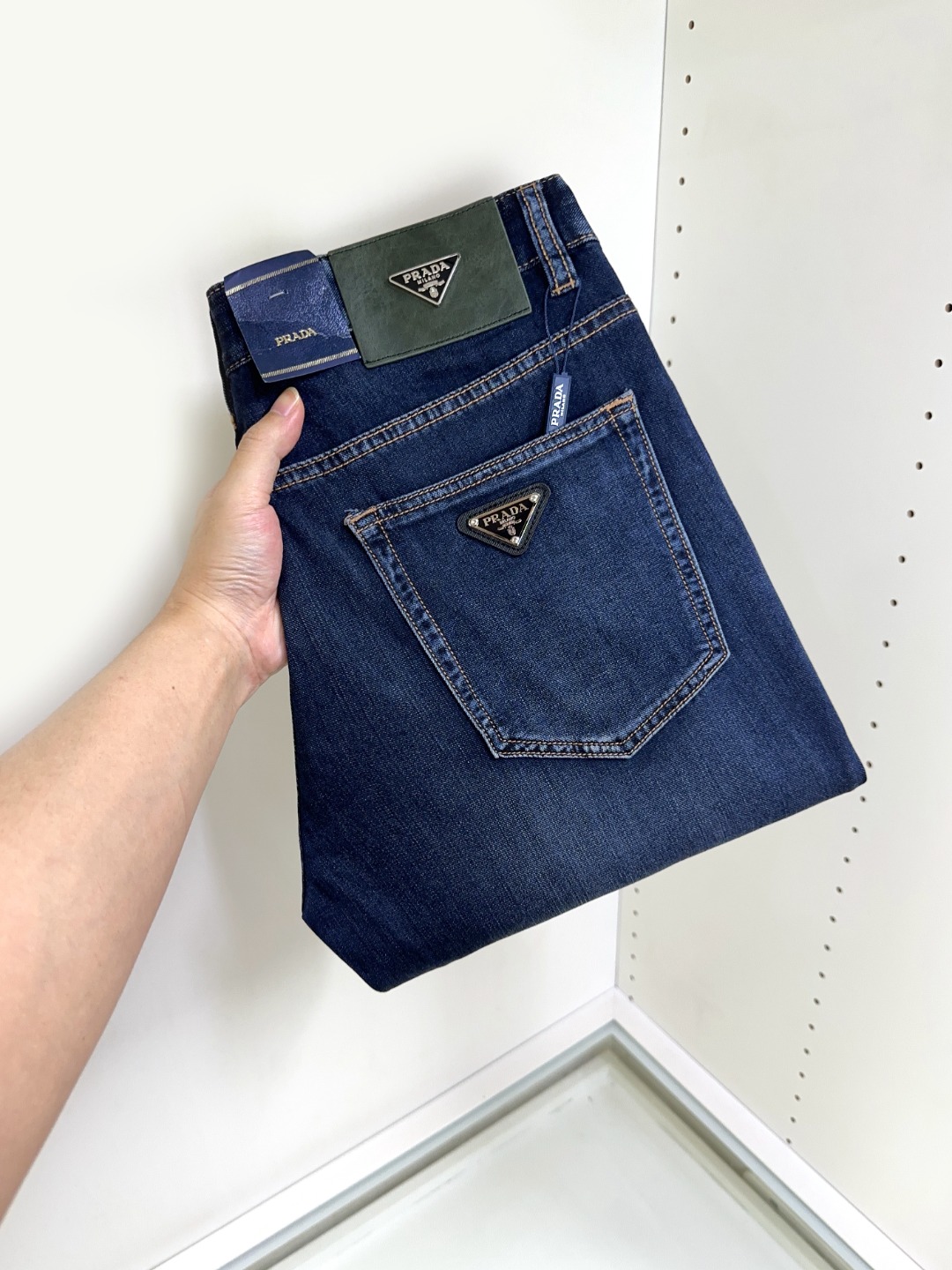 NO:141117,Prada Prada is coming, new models and new products are available for sale in the counter. The original jeans in physical stores are already 1:1 good products for the original 1:1 of all ages. The highest version of imported European fabrics in the market is comfortable, soft and skin-friendly, with super cool and fashionable and versatile upper body effect, straight and stylish, a must-have for the wardrobe!  Suitable for any occasion Size 29-40, prada, prada, jeans, alexander wang19860909Prada 普拉达 爆款来袭 新款新品 专柜有售 实体店已极品牛仔裤专柜原版1:1好货,适合各个年龄段.市场最高版本的欧洲进口面料.舒适柔软亲肤,上身效果超级棒时尚百搭,笔挺有型,衣橱必备！适合任何场合穿着 尺码29-40,,prada,prada,jeans,alexander wang,Men's clothing