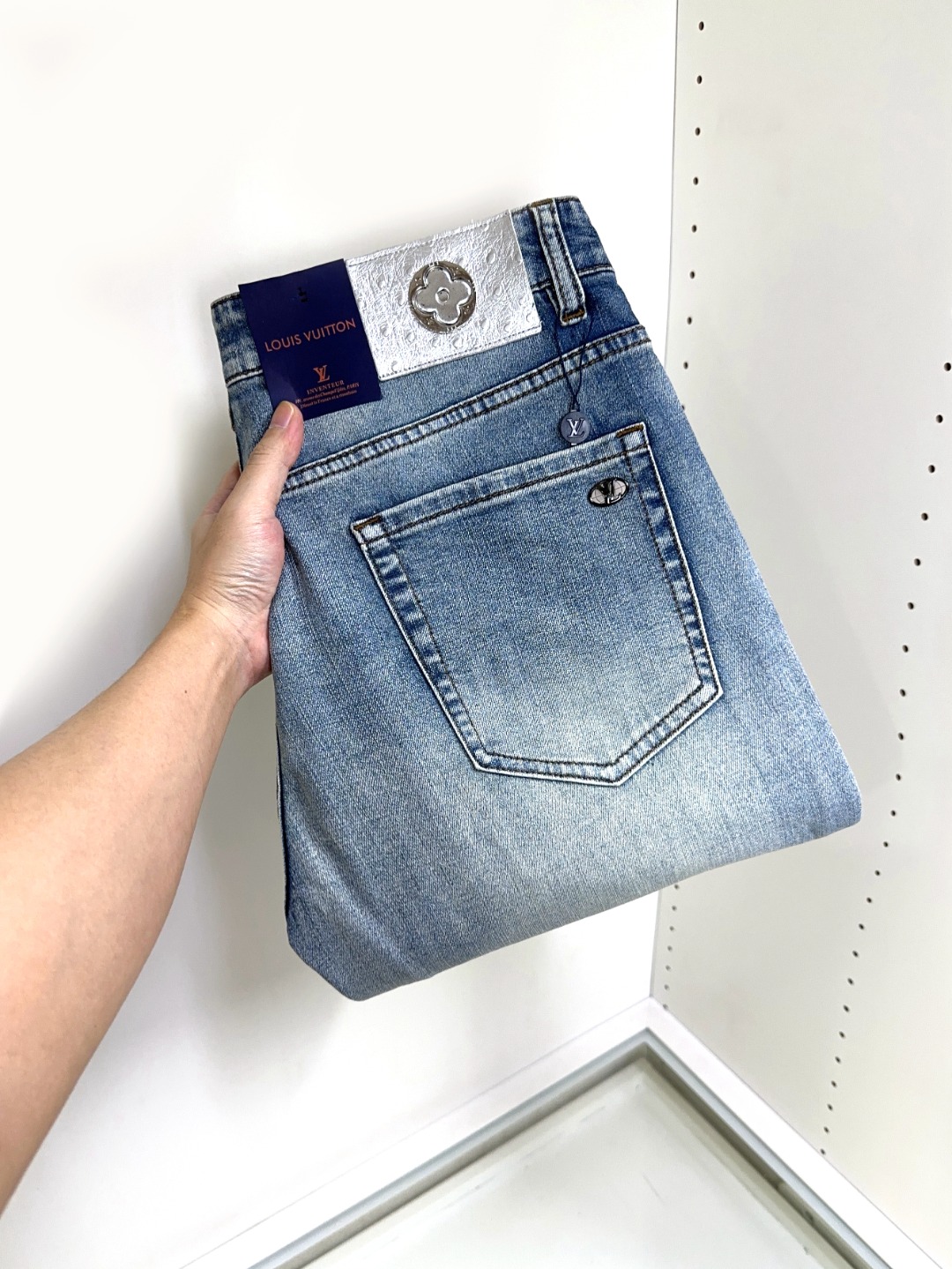 NO:141123,LV Louis Vuitton is coming, new products are available for sale in counters. The original jeans in physical stores are already 1:1 good products for the original products of all ages. The highest version of the imported European fabric in the market is comfortable, soft and skin-friendly, with super cool and fashionable and versatile upper body effect, straight and stylish, a must-have for the wardrobe!  Suitable for any occasion Size 29-40, louis vuitton,louis vuitton,jeans,alexander wang19860909LV 路易威登 爆款来袭 新款新品 专柜有售 实体店已极品牛仔裤专柜原版1:1好货,适合各个年龄段.市场最高版本的欧洲进口面料.舒适柔软亲肤,上身效果超级棒时尚百搭,笔挺有型,衣橱必备！适合任何场合穿着 尺码29-40,,louis vuitton,louis vuitton,jeans,alexander wang,Men's clothing