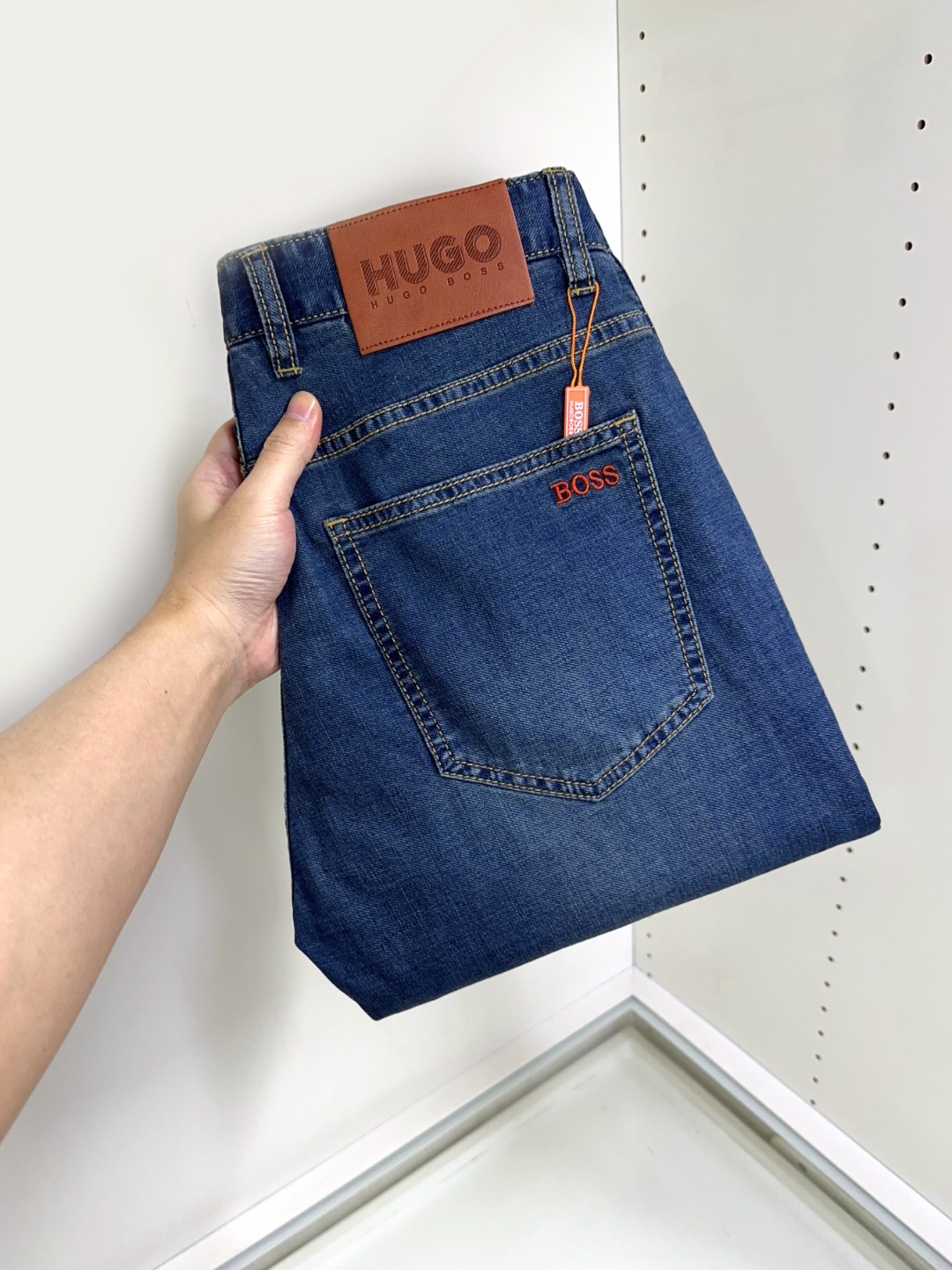 NO:141126,BOSS Boss is coming, new models and new products are available for sale in the counter. The original jeans in physical stores are already 1:1 good products for the original 1:1 of the counter, suitable for all ages. The highest version of the imported European fabric in the market is comfortable, soft and skin-friendly, with super cool and fashionable and versatile upper body effect, straight and stylish, a must-have for the wardrobe!  Suitable for any occasion Size 29-40, jeans,alexander wang19860909BOSS 波士 爆款来袭 新款新品 专柜有售 实体店已极品牛仔裤专柜原版1:1好货,适合各个年龄段.市场最高版本的欧洲进口面料.舒适柔软亲肤,上身效果超级棒时尚百搭,笔挺有型,衣橱必备！适合任何场合穿着 尺码29-40,,jeans,alexander wang,Men's clothing