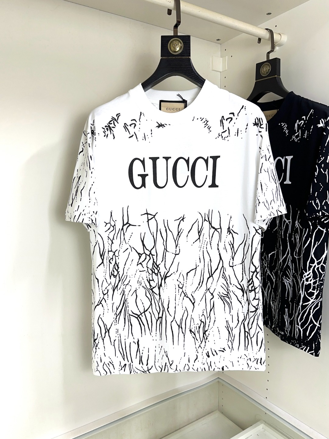 NO:141119,Gucci Gucci Fat Brother Gospel Maximum XL can wear 200 kilograms Top-level round neck casual short sleeves Top-level version High-end custom versatile styles Anyone can easily control the fabric is fully customized craftsmanship The latest logo design of the luxurious classic brand on the chest is very high-end, and those who understand goods must enter!  The style and tailoring are slim styles, which are very exquisite, showing aura and highlighting the exquisiteness of business men. This is the unique feature, the right slim fit, and the upper body effect is very good!  Size XS-XL (counter code is equivalent to M-3XL), gucci, T-shirt, alexander wang19860909Gucci 古奇 胖哥福音最大XL可穿200斤 顶级圆领休闲短袖 顶级版本 高级定制百搭款式 任何人都可以轻松驾驭 面料全订制工艺 胸前奢华经典品牌最新logo设计,非常显档次懂货的必须入！版型剪裁属于修身款 非常精致,显气场,又会凸显商务男士的精致,这就是独到之处,恰到好处的修身,上身效果非常赞！尺码XS-XL（专柜码等同M-3XL）,,gucci,T-shirt,alexander wang,Men's clothing