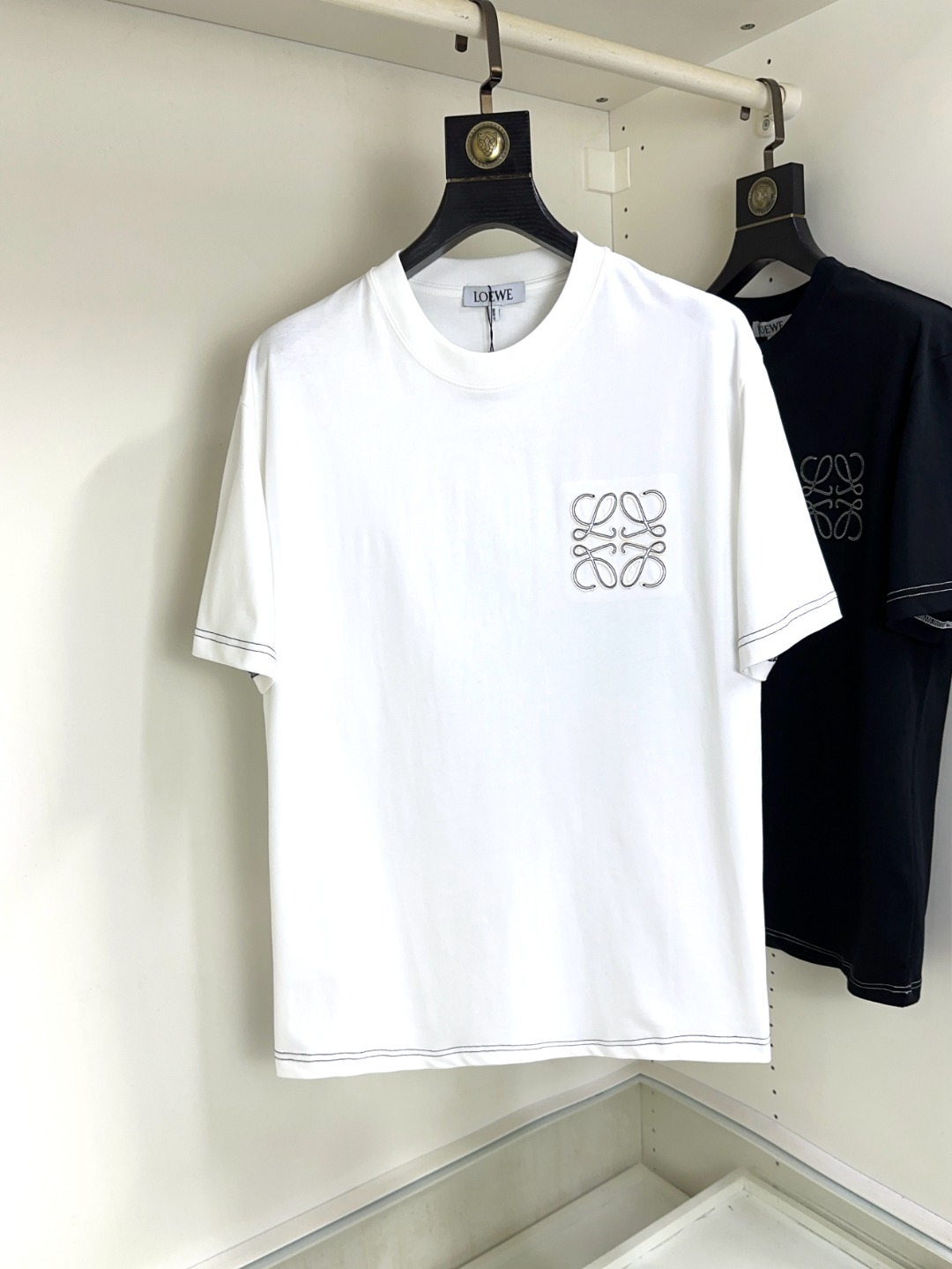 NO:141116,Loewe, Fat Brother Gospel Maximum XL can wear 200 pounds, top-level round neck casual short sleeves, top-level version, high-end custom versatile styles, anyone can easily control the fabric, full customization and craftsmanship, the latest logo design of the luxurious classic brand on the chest, very high-end and those who understand goods must enter!  The style and tailoring are slim styles, which are very exquisite, showing aura and highlighting the exquisiteness of business men. This is the unique feature, the right slim fit, and the upper body effect is very good!  Size XS-XL (counter code is equivalent to M-3XL), loewe,loewe,T-shirt,alexander wang19860909Loewe 罗意威 胖哥福音最大XL可穿200斤 顶级圆领休闲短袖 顶级版本 高级定制百搭款式 任何人都可以轻松驾驭 面料全订制工艺 胸前奢华经典品牌最新logo设计,非常显档次懂货的必须入！版型剪裁属于修身款 非常精致,显气场,又会凸显商务男士的精致,这就是独到之处,恰到好处的修身,上身效果非常赞！尺码XS-XL（专柜码等同M-3XL）,,loewe,loewe,T-shirt,alexander wang,Men's clothing