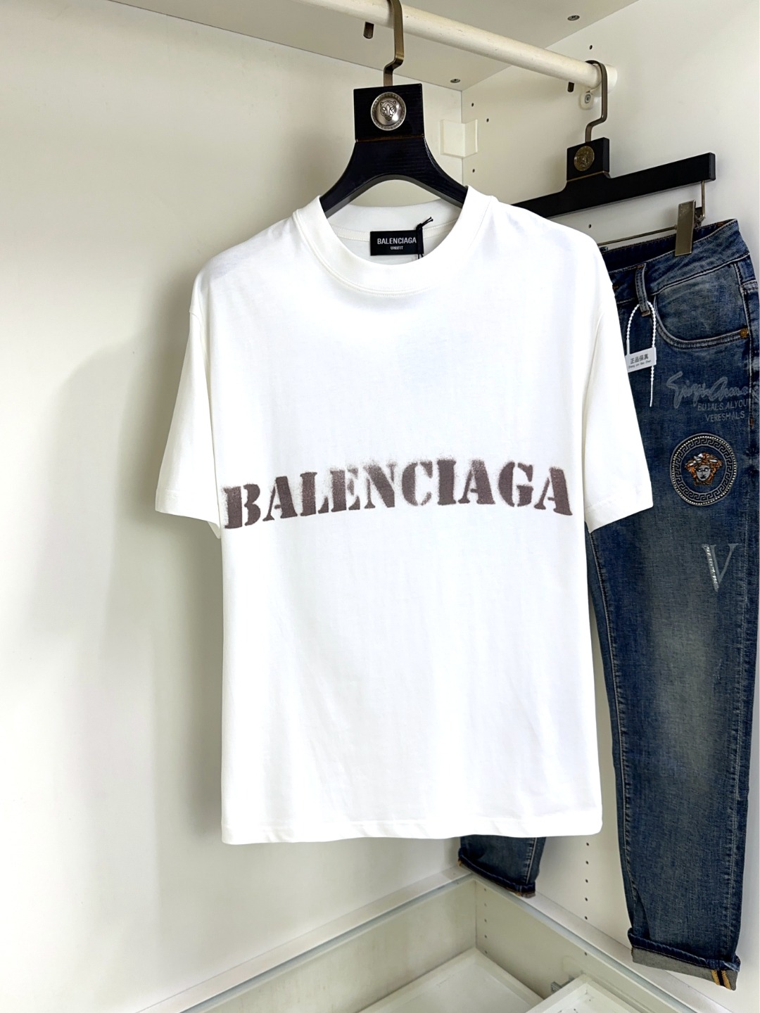 NO:141122,Balenciaga Balenciaga, Fat Brother Gospel Maximum XL can wear 200 pounds, top-level round neck casual short sleeves, top-level version, high-end custom versatile styles, anyone can easily control the fabric, full customization and craftsmanship, the latest logo design of the luxurious classic brand on the chest, very high-end and those who understand goods must enter!  The style and tailoring are slim styles, which are very exquisite, showing aura and highlighting the exquisiteness of business men. This is the unique feature, the right slim fit, and the upper body effect is very good!  Size XS-XL (counter code is equivalent to M-3XL), balenciaga, balenciaga, T-shirt, alexander wang19860909Balenciaga 巴黎世家 胖哥福音最大XL可穿200斤 顶级圆领休闲短袖 顶级版本 高级定制百搭款式 任何人都可以轻松驾驭 面料全订制工艺 胸前奢华经典品牌最新logo设计,非常显档次懂货的必须入！版型剪裁属于修身款 非常精致,显气场,又会凸显商务男士的精致,这就是独到之处,恰到好处的修身,上身效果非常赞！尺码XS-XL（专柜码等同M-3XL）,,balenciaga,balenciaga,T-shirt,alexander wang,Men's clothing