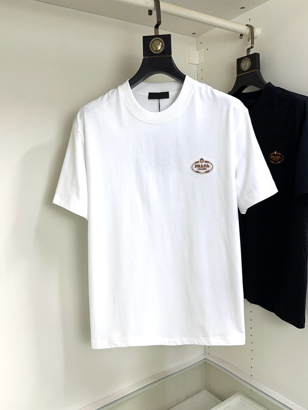 NO:141129,Prada Prada Fat Brother Gospel Maximum XL can wear 200 kilograms Top-level round neck casual short sleeves Top-level version High-end custom versatile styles Anyone can easily control the fabric is fully customized craftsmanship The latest logo design of the luxurious classic brand on the chest is very high-end, and those who understand goods must enter!  The style and tailoring are slim styles, which are very exquisite, showing aura and highlighting the exquisiteness of business men. This is the unique feature, the right slim fit, and the upper body effect is very good!  Size XS-XL (counter code is equivalent to M-3XL), prada, prada, T-shirt, alexander wang19860909Prada 普拉达 胖哥福音最大XL可穿200斤 顶级圆领休闲短袖 顶级版本 高级定制百搭款式 任何人都可以轻松驾驭 面料全订制工艺 胸前奢华经典品牌最新logo设计,非常显档次懂货的必须入！版型剪裁属于修身款 非常精致,显气场,又会凸显商务男士的精致,这就是独到之处,恰到好处的修身,上身效果非常赞！尺码XS-XL（专柜码等同M-3XL）,,prada,prada,T-shirt,alexander wang,Men's clothing