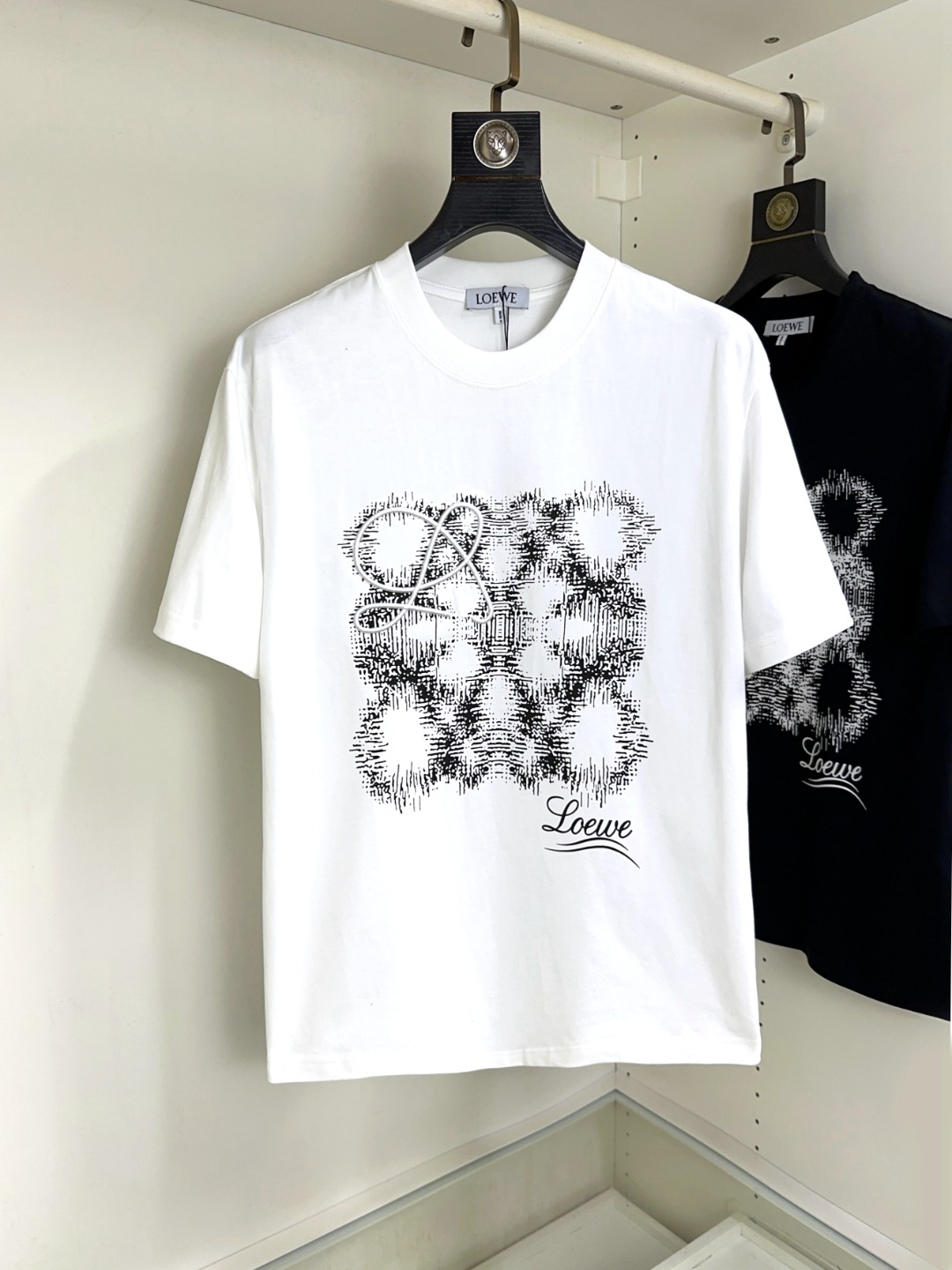 NO:141138,Loewe, Fat Brother Gospel Maximum XL can wear 200 pounds, top-level round neck casual short sleeves, top-level version, high-end custom versatile styles, anyone can easily control the fabric, full customization and craftsmanship, the latest logo design of the luxurious classic brand on the chest, very high-end and those who understand goods must enter!  The style and tailoring are slim styles, which are very exquisite, showing aura and highlighting the exquisiteness of business men. This is the unique feature, the right slim fit, and the upper body effect is very good!  Size XS-XL (counter code is equivalent to M-3XL), loewe,loewe,T-shirt,alexander wang19860909Loewe 罗意威 胖哥福音最大XL可穿200斤 顶级圆领休闲短袖 顶级版本 高级定制百搭款式 任何人都可以轻松驾驭 面料全订制工艺 胸前奢华经典品牌最新logo设计,非常显档次懂货的必须入！版型剪裁属于修身款 非常精致,显气场,又会凸显商务男士的精致,这就是独到之处,恰到好处的修身,上身效果非常赞！尺码XS-XL（专柜码等同M-3XL）,,loewe,loewe,T-shirt,alexander wang,Men's clothing