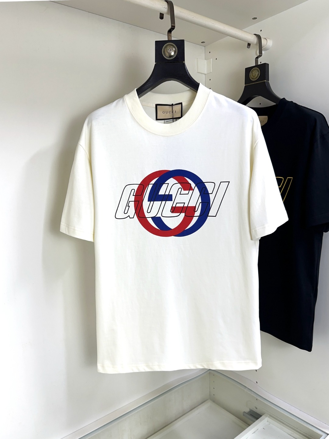 NO:141132,Gucci Fat Brother Gospel XL wears 200 pounds, top-quality round neck, casual short-sleeved high-end custom versatile style, anyone can easily control it, full-customized fabric craftsmanship, the latest logo design of luxury classic brand on the chest, very high-end, those who understand goods must enter!  The style and tailoring are slim styles, which are very exquisite, showing aura and highlighting the exquisiteness of business men. This is the unique feature, the right slim fit, and the upper body effect is very good!  Size XS-XL (counter code is equivalent to M-3XL), gucci, T-shirt, alexander wang19860909Gucci 古奇 胖哥福音XL穿200斤 顶级圆领休闲短袖高级定制百搭款式 任何人都可以轻松驾驭 面料全订制工艺 胸前奢华经典品牌最新logo设计,非常显档次懂货的必须入！版型剪裁属于修身款 非常精致,显气场,又会凸显商务男士的精致,这就是独到之处,恰到好处的修身,上身效果非常赞！尺码XS-XL（专柜码等同M-3XL）,,gucci,T-shirt,alexander wang,Men's clothing