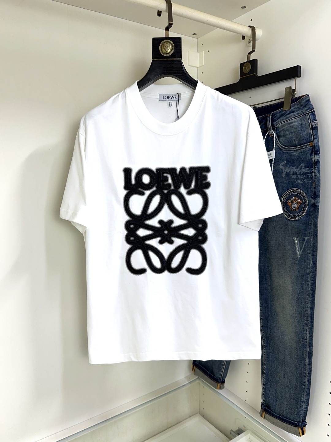 NO:141128,Loewe, Fat Brother Gospel Maximum XL can wear 200 kilograms high-end version, top round neck, casual short-sleeved high-end custom versatile style, anyone can easily control it, full custom fabric craftsmanship, the latest logo design of the luxurious classic brand on the chest, very high-end, those who understand goods must enter!  The style and tailoring are slim styles, which are very exquisite, showing aura and highlighting the exquisiteness of business men. This is the unique feature, the right slim fit, and the upper body effect is very good!  Size XS-XL (counter code is equivalent to M-3XL), loewe,loewe,T-shirt,alexander wang19860909Loewe 罗意威 胖哥福音最大XL可穿200斤高版本 顶级圆领休闲短袖高级定制百搭款式 任何人都可以轻松驾驭 面料全订制工艺 胸前奢华经典品牌最新logo设计,非常显档次懂货的必须入！版型剪裁属于修身款 非常精致,显气场,又会凸显商务男士的精致,这就是独到之处,恰到好处的修身,上身效果非常赞！尺码XS-XL（专柜码等同M-3XL）,,loewe,loewe,T-shirt,alexander wang,Men's clothing