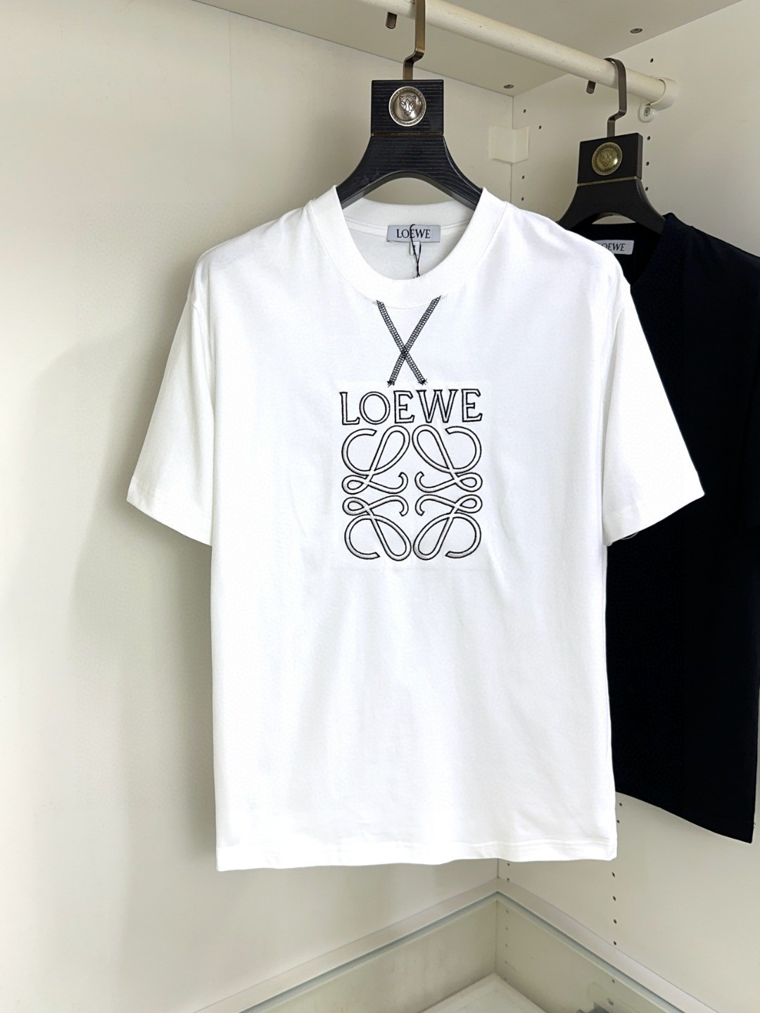 NO:452713,Loewe, Fat Brother Gospel Maximum XL can wear 200 pounds, top-level round neck casual short sleeves, top-level version, high-end custom versatile styles, anyone can easily control the fabric, full customization and craftsmanship, the latest logo design of the luxurious classic brand on the chest, very high-end and those who understand goods must enter!  The style and tailoring are slim styles, which are very exquisite, showing aura and highlighting the exquisiteness of business men. This is the unique feature, the right slim fit, and the upper body effect is very good!  Size XS-XL (counter code is equivalent to M-3XL), loewe,loewe,T-shirt,alexander wang19860909Loewe 罗意威 胖哥福音最大XL可穿200斤 顶级圆领休闲短袖 顶级版本 高级定制百搭款式 任何人都可以轻松驾驭 面料全订制工艺 胸前奢华经典品牌最新logo设计,非常显档次懂货的必须入！版型剪裁属于修身款 非常精致,显气场,又会凸显商务男士的精致,这就是独到之处,恰到好处的修身,上身效果非常赞！尺码XS-XL（专柜码等同M-3XL）,,loewe,loewe,T-shirt,alexander wang,Men's clothing