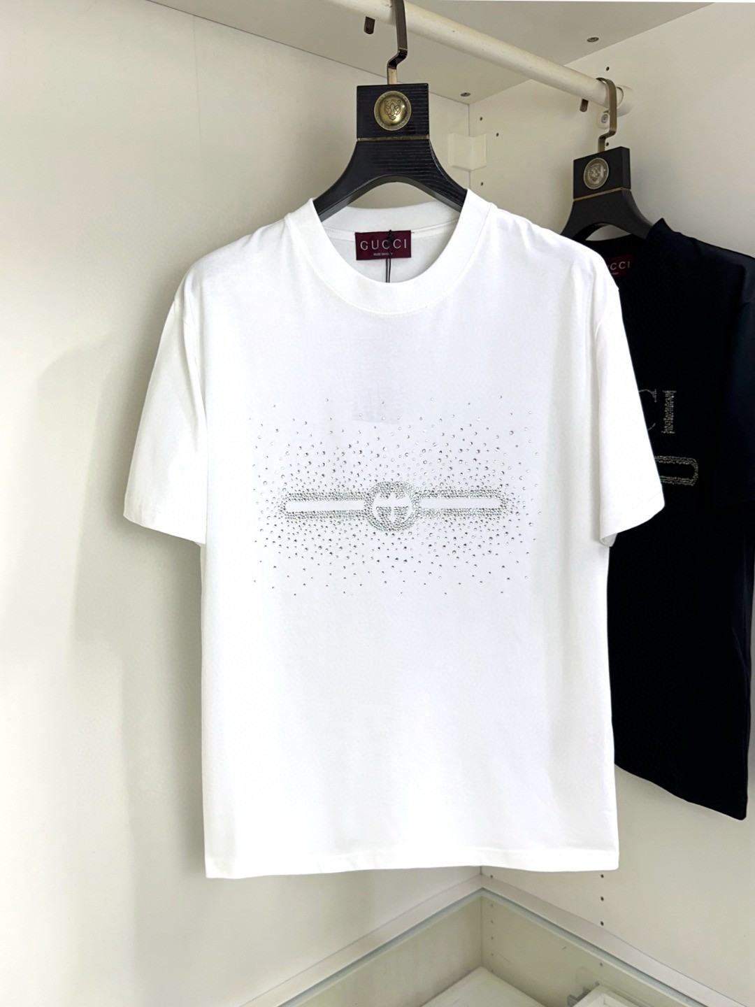 NO:433541,Gucci Gucci Fat Brother Gospel Maximum XL can wear 200 kilograms Top-level round neck casual short sleeves Top-level version High-end custom versatile styles Anyone can easily control the fabric is fully customized craftsmanship The latest logo design of the luxurious classic brand on the chest is very high-end, and those who understand goods must enter!  The style and tailoring are slim styles, which are very exquisite, showing aura and highlighting the exquisiteness of business men. This is the unique feature, the right slim fit, and the upper body effect is very good!  Size XS-XL (counter code is equivalent to M-3XL), gucci, T-shirt, alexander wang19860909Gucci 古奇 胖哥福音最大XL可穿200斤 顶级圆领休闲短袖 顶级版本 高级定制百搭款式 任何人都可以轻松驾驭 面料全订制工艺 胸前奢华经典品牌最新logo设计,非常显档次懂货的必须入！版型剪裁属于修身款 非常精致,显气场,又会凸显商务男士的精致,这就是独到之处,恰到好处的修身,上身效果非常赞！尺码XS-XL（专柜码等同M-3XL）,,gucci,T-shirt,alexander wang,Men's clothing