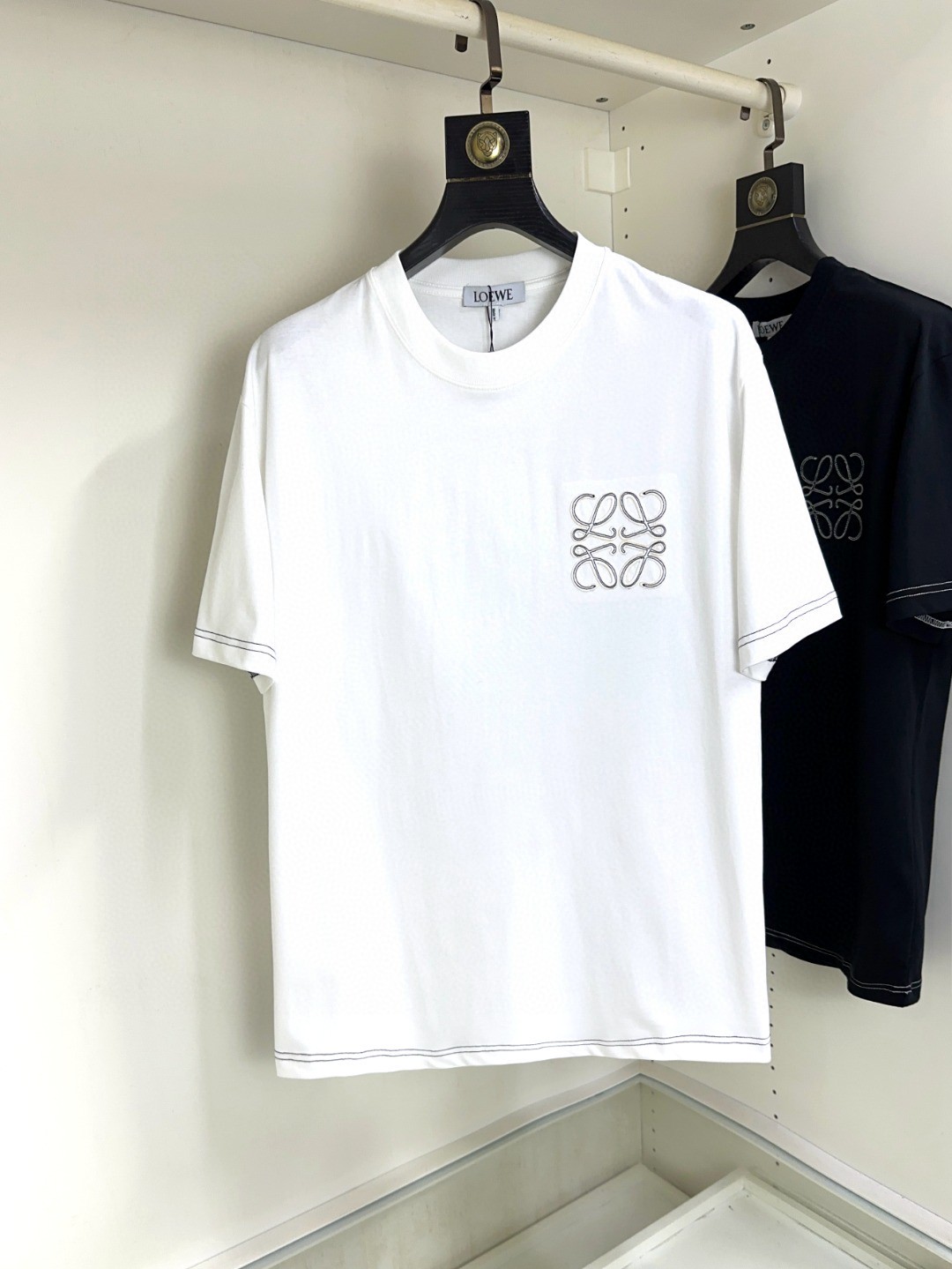 NO:154572,Loewe, Fat Brother Gospel Maximum XL can wear 200 kilograms, top-level round neck casual short sleeves, top-level version, high-end custom versatile styles, anyone can easily control the fabric, full customization and craftsmanship, the latest logo design of the luxurious classic brand on the chest, very high-end and those who understand goods must enter!  The style and tailoring are slim styles, which are very exquisite, showing aura and highlighting the exquisiteness of business men. This is the unique feature, the right slim fit, and the upper body effect is very good!  Size XS-XL (counter code is equivalent to M-3XL), loewe,loewe,T-shirt,alexander wang19860909Loewe 罗意威 胖哥福音最大XL可穿200斤 顶级圆领休闲短袖 顶级版本 高级定制百搭款式 任何人都可以轻松驾驭 面料全订制工艺 胸前奢华经典品牌最新logo设计,非常显档次懂货的必须入！版型剪裁属于修身款 非常精致,显气场,又会凸显商务男士的精致,这就是独到之处,恰到好处的修身,上身效果非常赞！尺码XS-XL（专柜码等同M-3XL）,,loewe,loewe,T-shirt,alexander wang,Men's clothing