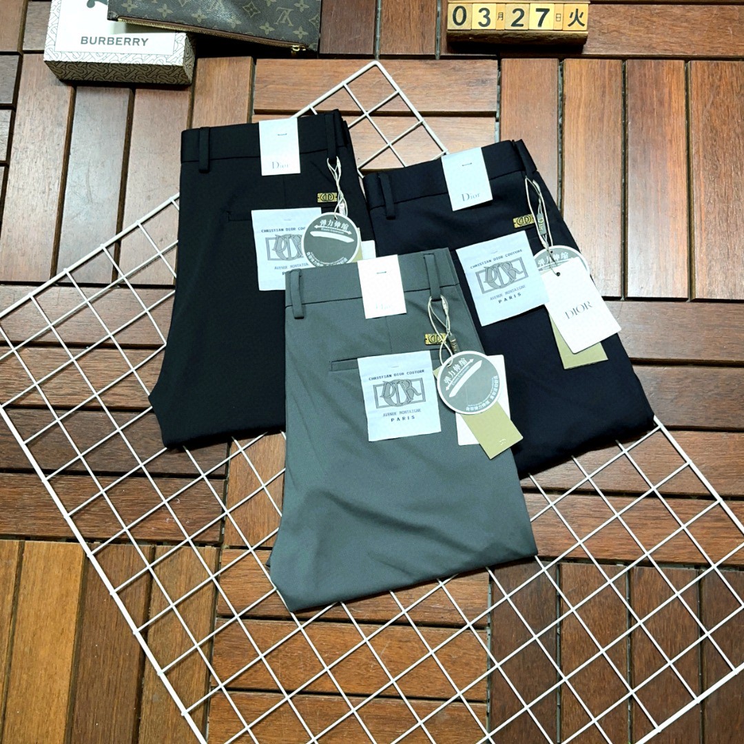 NO:430270,Dior is coming, new styles and new products are available for sale in physical stores. The original 1:1 product for the counter is suitable for all ages. The highest version of the imported European fabric in the market is comfortable, soft and skin-friendly, with super cool and fashionable and versatile effect, straight and stylish, a must-have for the wardrobe!  Suitable for any occasion Size: 29-40,,dior,dior,alexander wang19860909Dior迪奥 爆款来袭 新款新品 专柜有售 实体店已极品休闲裤西裤专柜原版1:1好货,适合各个年龄段.市场最高版本的欧洲进口面料.舒适柔软亲肤,上身效果超级棒时尚百搭,笔挺有型,衣橱必备！适合任何场合穿着 尺码:29-40,,dior,dior,alexander wang,Men's clothing