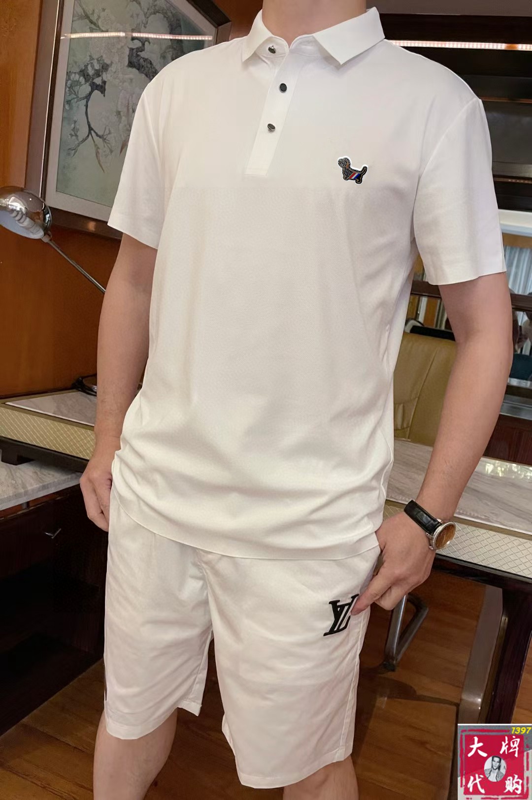 NO:514976,TB Tom Brown Top lapel Fashion Business lapel Short sleeve high-quality markless custom high-end custom versatile styles. Anyone can easily control it. Fully customized fabric craftsmanship. The latest logo design of luxury classic brand on the chest is very high-end. Those who understand goods must enter!  The style and tailoring are slim styles, which are very exquisite, showing aura and highlighting the exquisiteness of business men. This is the unique feature, the right slim fit, and the upper body effect is very good!  Size M-3XL, thom browne, T-shirt, alexander wang19860909TB 汤姆布朗  顶级翻领时尚商务翻领短袖高级无痕定制高级定制百搭款式 任何人都可以轻松驾驭 面料全订制工艺 胸前奢华经典品牌最新logo设计,非常显档次懂货的必须入！版型剪裁属于修身款 非常精致,显气场,又会凸显商务男士的精致,这就是独到之处,恰到好处的修身,上身效果非常赞！尺码M-3XL,,thom browne,T-shirt,alexander wang,Men's clothing