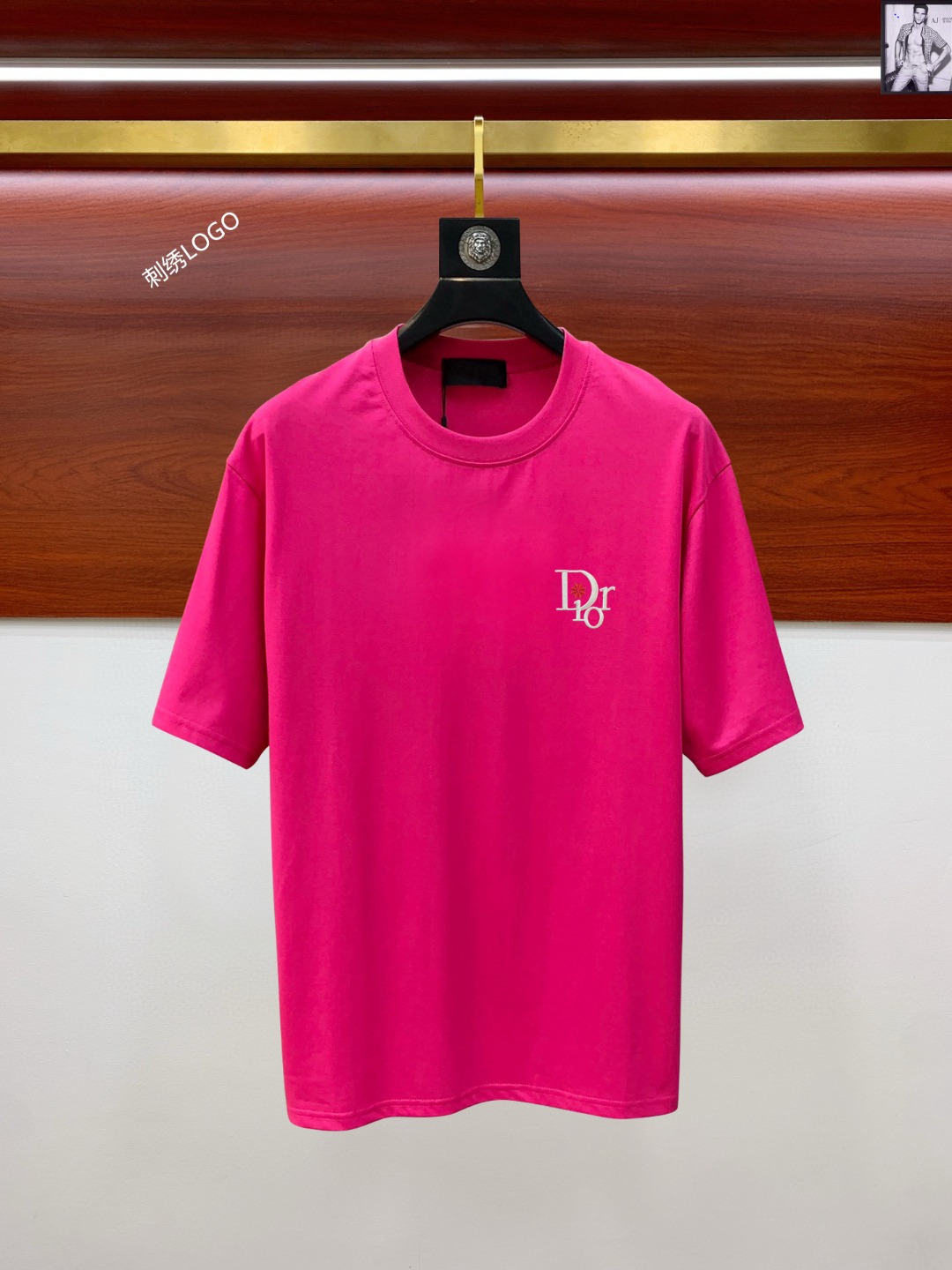 NO:143382,DIOR The latest men's short-sleeved round-neck T-shirt, counter quality. Imported mercerized cotton fabric is extremely skin-friendly and comfortable. It feels very delicate to touch, has a good texture and is meticulous in workmanship. It perfectly reflects the three-dimensional feeling. It conforms to the brand's consistent design style. It is a very good overall fashionable T-shirt, sold immediately, and it is completely fine to wear it alone!  The upper body effect is excellent. S-XXL, dior, dior, T-shirt,tees, t-shirt,alexander wang19860909DIOR 迪奥 最新款男装短袖圆领T恤 专柜品质.进口丝光棉面料,极为亲肤舒适 摸上去手感非常的细腻,质感很好,做工细致.完美体现立体感 符合品牌一贯的设计风格,整体非常不错的时尚品味T恤衫,即转即卖,而且内搭单穿都完全没问题！上身效果超赞 码数S-XXL,,dior,dior,T-shirt,tees，t-shirt,alexander wang,Men's clothing