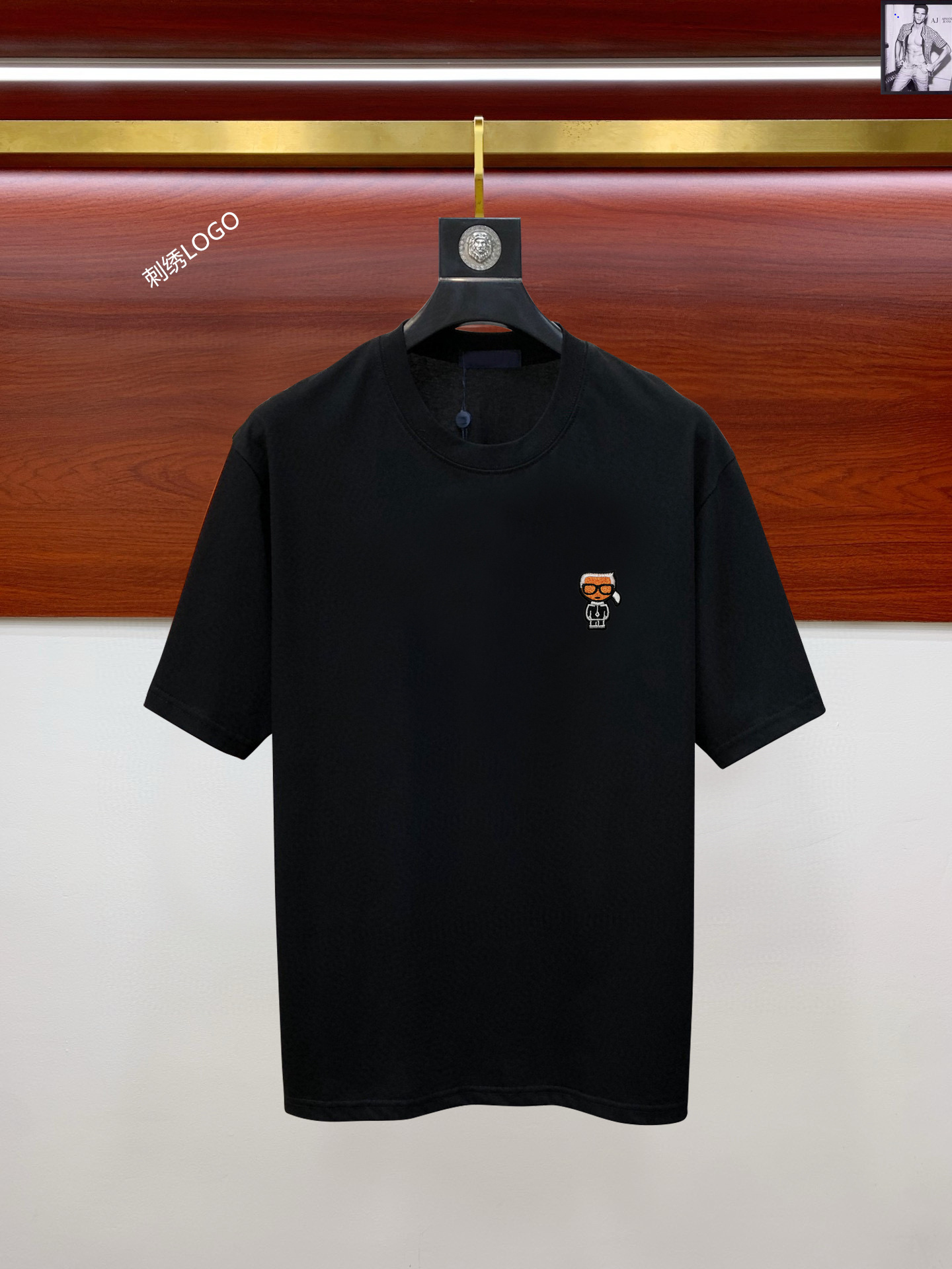 NO:143387,Fendi's latest men's short-sleeved round-neck T-shirt, counter quality. Imported mercerized cotton fabric is extremely skin-friendly and comfortable. It feels very delicate to touch, has a good texture and is meticulous in workmanship. It perfectly reflects the three-dimensional feeling. It conforms to the brand's consistent design style. It is a very good overall fashionable T-shirt, sold immediately, and it is completely fine to wear it alone!  The upper body effect is excellent. S-XXL, fendi, fendi, T-shirt, tees, t-shirt, alexander wang19860909Fendi 芬迪 最新款男装短袖圆领T恤 专柜品质.进口丝光棉面料,极为亲肤舒适 摸上去手感非常的细腻,质感很好,做工细致.完美体现立体感 符合品牌一贯的设计风格,整体非常不错的时尚品味T恤衫,即转即卖,而且内搭单穿都完全没问题！上身效果超赞 码数S-XXL,,fendi,fendi,T-shirt,tees，t-shirt,alexander wang,Men's clothing