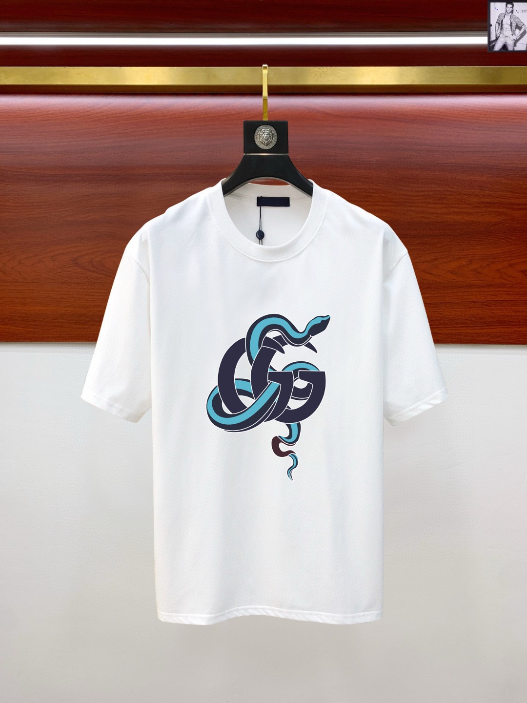 NO:143398,Gucci latest men's short-sleeved round-neck T-shirt, counter quality. Imported mercerized cotton fabric is extremely skin-friendly and comfortable. It feels very delicate to touch, has a good texture and is meticulous in workmanship. It perfectly reflects the three-dimensional feeling. It conforms to the brand's consistent design style. It is a very good overall fashionable T-shirt, sold immediately, and it is completely fine to wear it alone!  The upper body effect is excellent. S-XXL, gucci, T-shirt, tees, t-shirt, alexander wang19860909Gucci 古奇 最新款男装短袖圆领T恤 专柜品质.进口丝光棉面料,极为亲肤舒适 摸上去手感非常的细腻,质感很好,做工细致.完美体现立体感 符合品牌一贯的设计风格,整体非常不错的时尚品味T恤衫,即转即卖,而且内搭单穿都完全没问题！上身效果超赞 码数S-XXL,,gucci,T-shirt,tees，t-shirt,alexander wang,Men's clothing