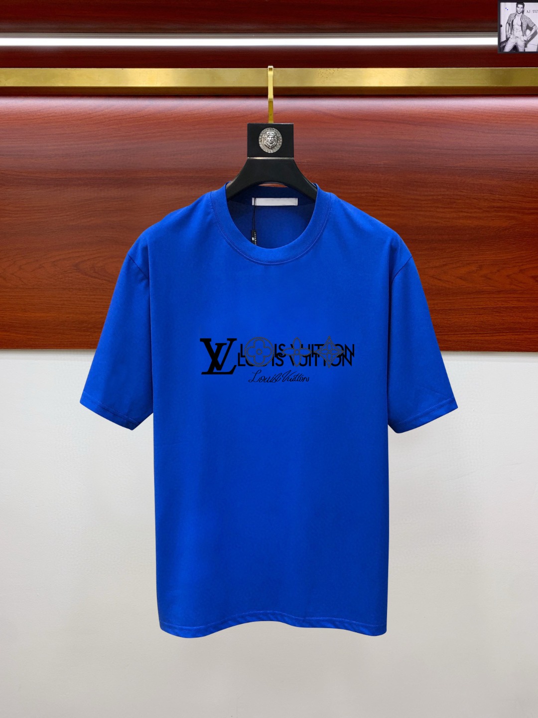 NO:143405,Versace The latest men's short-sleeved round-neck T-shirt, counter quality. Imported mercerized cotton fabric is extremely skin-friendly and comfortable. It feels very delicate to touch, has a good texture and is meticulous in workmanship. It perfectly reflects the three-dimensional feeling. It conforms to the brand's consistent design style. It is a very good overall fashionable T-shirt, sold immediately, and it is completely fine to wear it alone!  The upper body effect is excellent. S-XXL, versace, versace, T-shirt, tees, t-shirt, alexander wang19860909Versace 范思哲 最新款男装短袖圆领T恤 专柜品质.进口丝光棉面料,极为亲肤舒适 摸上去手感非常的细腻,质感很好,做工细致.完美体现立体感 符合品牌一贯的设计风格,整体非常不错的时尚品味T恤衫,即转即卖,而且内搭单穿都完全没问题！上身效果超赞 码数S-XXL,,versace,versace,T-shirt,tees，t-shirt,alexander wang,Men's clothing