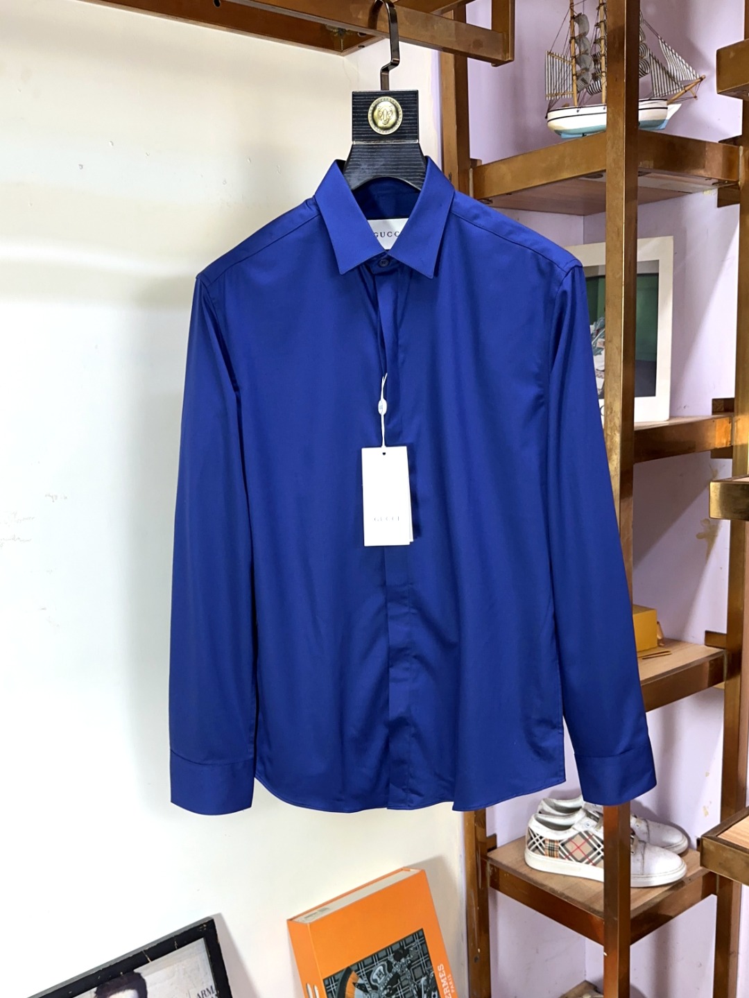 NO:143439,Gucci Top-grade business original single long-sleeved shirt high-end custom versatile styles, anyone can easily control it. Fully customized fabric craftsmanship, the latest logo design of luxury classic brand on the chest, which is very high-end and must be entered if you understand the goods!  The style and tailoring are slim styles, which are very exquisite, showing aura and highlighting the exquisiteness of business men. This is the unique feature, the right slim fit, and the upper body effect is very good!  Size M-3XL (maximum wear to 190 catties), gucci,shirts,alexander wang19860909Gucci 古奇 顶级商务原单长袖衬衫高级定制百搭款式 任何人都可以轻松驾驭 面料全订制工艺 胸前奢华经典品牌最新logo设计,非常显档次懂货的必须入！版型剪裁属于修身款 非常精致,显气场,又会凸显商务男士的精致,这就是独到之处,恰到好处的修身,上身效果非常赞！尺码M-3XL（最大穿到190斤）,,gucci,shirts,alexander wang,Men's clothing