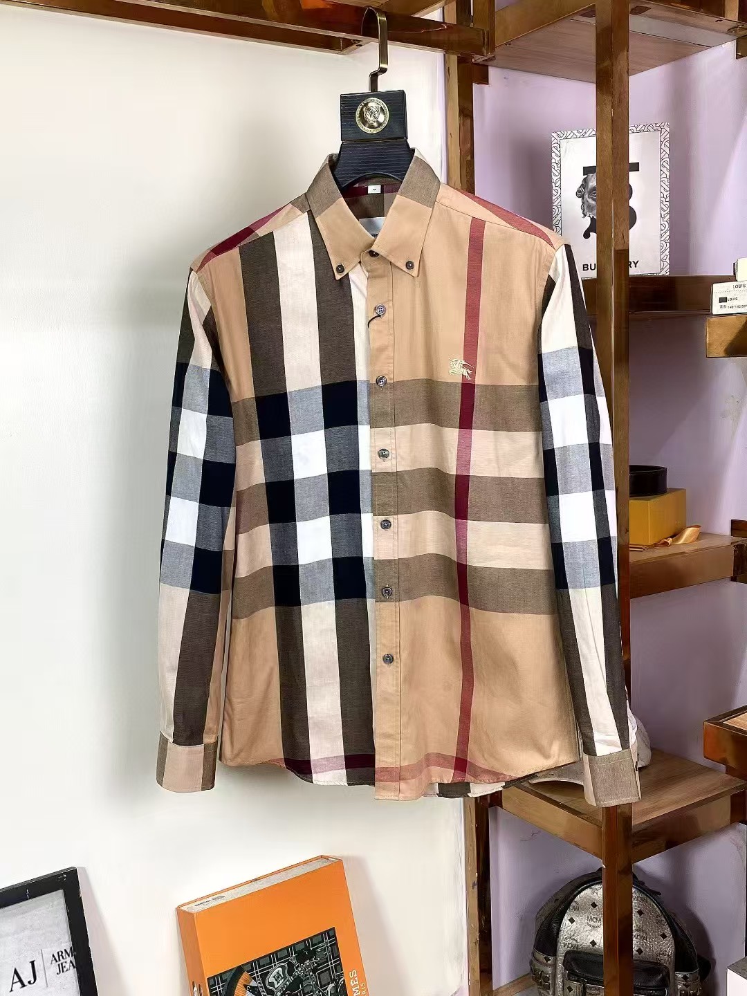 NO:143419,Burberry official website synchronizes the original original logo for a long time. Top-grade business original single long-sleeved shirts are high-end customized and versatile styles. Anyone can easily control the fabric. Fully customized craftsmanship. The latest logo design of the luxurious classic brand on the chest is very high-end. Those who understand goods must enter!  The style and tailoring are slim styles, which are very exquisite, showing aura and highlighting the exquisiteness of business men. This is the unique feature, the right slim fit, and the upper body effect is very good!  Size M-3XL, burberry, burberry, shirts, alexander wang19860909Burberry 巴宝莉 官网同步原版原标长期有货 顶级商务原单长袖衬衫高级定制百搭款式 任何人都可以轻松驾驭 面料全订制工艺 胸前奢华经典品牌最新logo设计,非常显档次懂货的必须入！版型剪裁属于修身款 非常精致,显气场,又会凸显商务男士的精致,这就是独到之处,恰到好处的修身,上身效果非常赞！尺码M-3XL,,burberry,burberry,shirts,alexander wang,Men's clothing