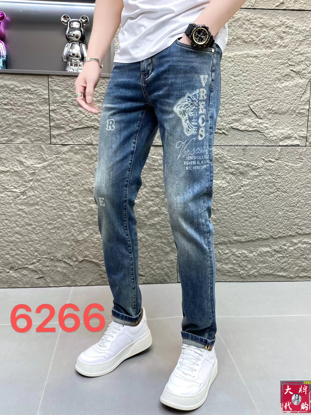 NO:143417,Versace Welfare model Laser ecological washing series 2025 Spring and Summer latest counter series High-end custom slim-fitting jeans Latest fashion week show style Perfect hardware decoration Overweight craft design Fashion essentials Simple and versatile model Pure hand-embroidered sewing Primary color yeast washing process Selected heavy tannin denim fabric (pure cotton) three-dimensional tailoring Perfect details Peak fine product!  (micro elastic) size 29-38, versace, versace, jeans, alexander wang19860909Versace 范思哲 福利款 激光生态洗水系列 2025春夏最新专柜系列 高端订制修身小脚牛仔裤 最新时装周走秀款 完美五金装饰 超重工艺设计 时尚必备品 简约百搭款 纯手工刺绣缝制 原色酵母水洗工艺 精选重磅丹宁牛仔面料（纯棉）立体剪裁 完美细节 巅峰佳品！（微弹力）尺码29-38,,versace,versace,jeans,alexander wang,Men's clothing