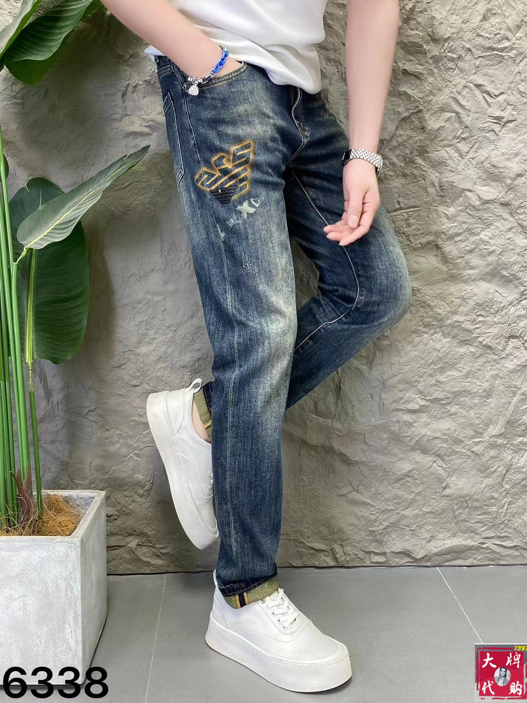 NO:143409,Armani Welfare model Laser ecological washing series 2025 Spring and Summer latest counter series High-end custom slim-fitting jeans Latest fashion week show style Perfect hardware decoration Overweight craft design Fashion essentials Simple and versatile models Pure hand-embroidered sewing Primary color yeast washing process Selected heavy tannin denim fabric (pure cotton) three-dimensional tailoring Perfect details Peak fine product!  (micro elastic) size 29-38, armani, armani, jeans, alexander wang19860909Armani 阿玛尼 福利款 激光生态洗水系列 2025春夏最新专柜系列 高端订制修身小脚牛仔裤 最新时装周走秀款 完美五金装饰 超重工艺设计 时尚必备品 简约百搭款 纯手工刺绣缝制 原色酵母水洗工艺 精选重磅丹宁牛仔面料（纯棉）立体剪裁 完美细节 巅峰佳品！（微弹力）尺码29-38,,armani,armani,jeans,alexander wang,Men's clothing