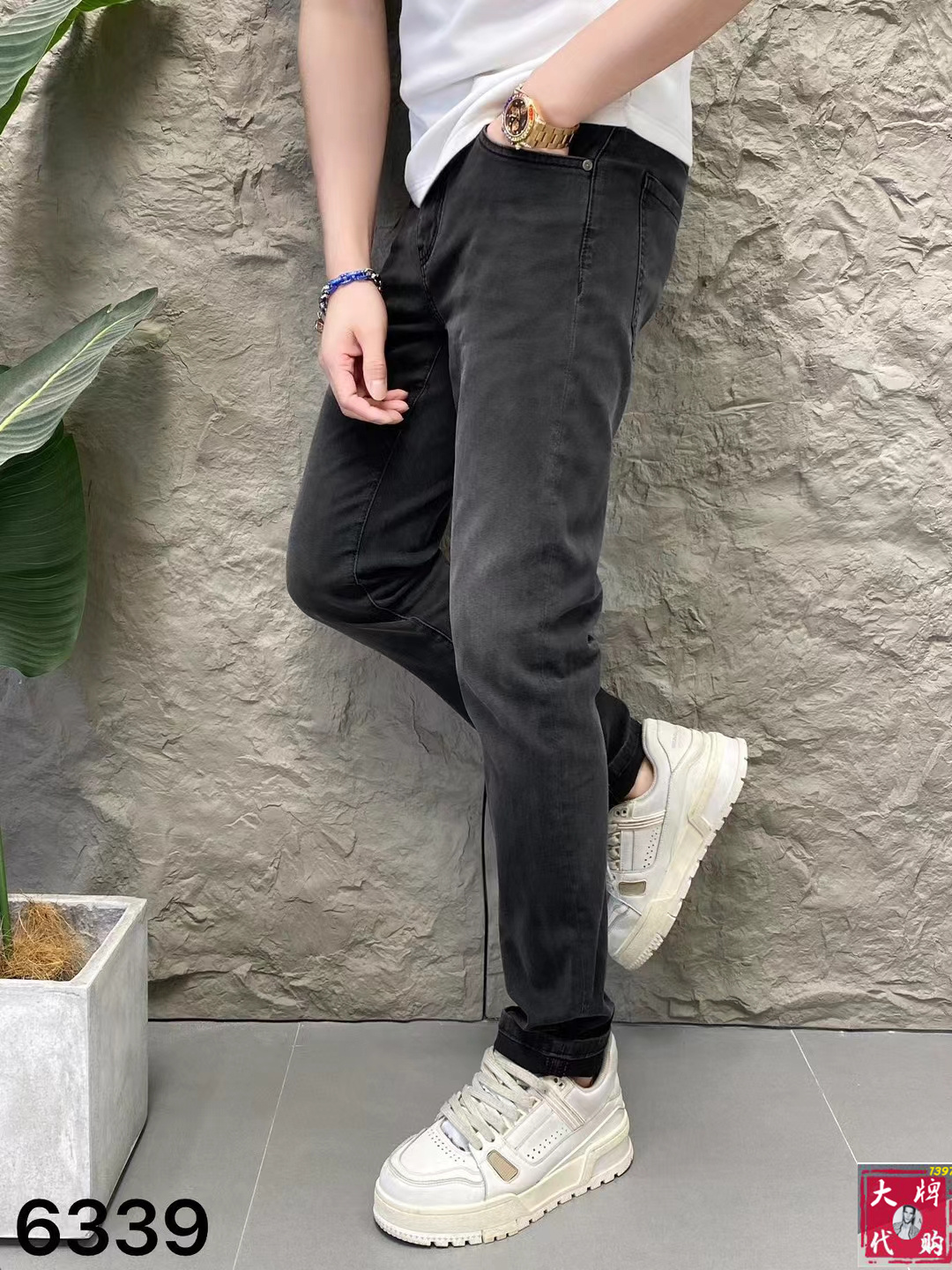 NO:143403,POLO Paul Benefits Laser Ecological Washing Series 2025 Spring and Summer Latest Counter Series High-end Customized Slim-fitting Jeans Latest Fashion Week Show Style Perfect Hardware Decoration Overweight Craft Design Fashion Essentials Simple and versatile Models Pure hand-embroidered sewing Primary color yeast washing craft Selected heavy tannin denim fabric (pure cotton) three-dimensional tailoring Perfect details Peak fine product!  (micro elastic) Size 29-38, jeans, alexander wang19860909POLO 保罗 福利款 激光生态洗水系列 2025春夏最新专柜系列 高端订制修身小脚牛仔裤 最新时装周走秀款 完美五金装饰 超重工艺设计 时尚必备品 简约百搭款 纯手工刺绣缝制 原色酵母水洗工艺 精选重磅丹宁牛仔面料（纯棉）立体剪裁 完美细节 巅峰佳品！（微弹力）尺码29-38,,jeans,alexander wang,Men's clothing