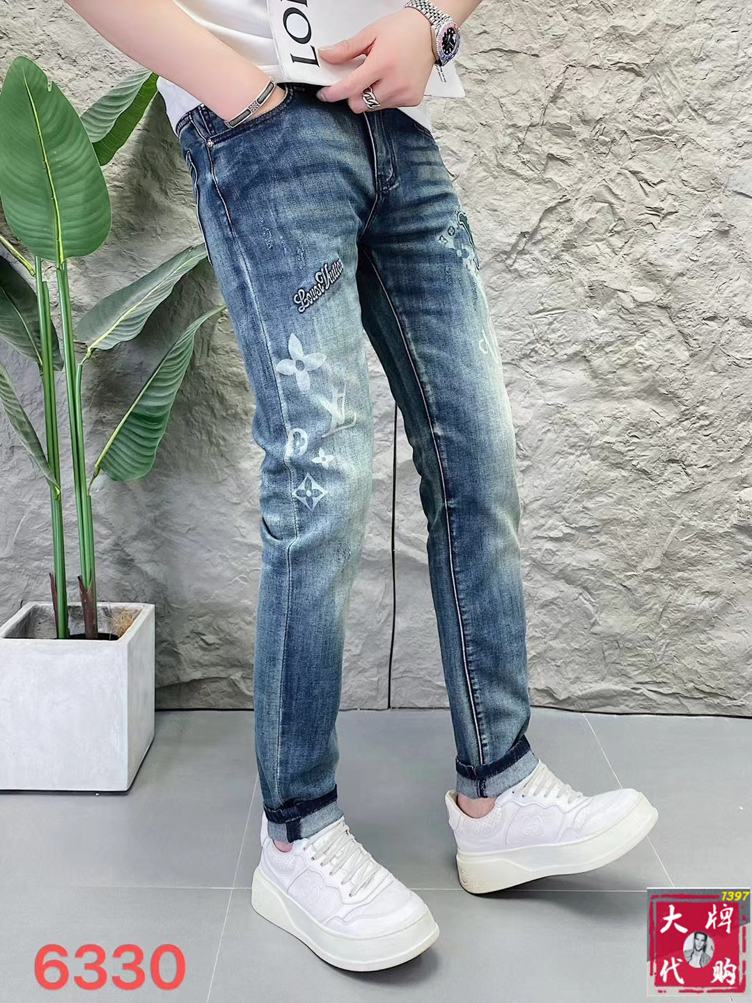 NO:143447,LV Louis Vuitton Welfare model Laser ecological washing series The latest counter series of spring and summer 2025 high-end custom slim-fitting jeans Latest fashion week show style Perfect hardware decoration Overweight craft design Fashion essentials Simple and versatile model Pure hand-embroidered sewing Primary color yeast washing process Selected heavy tannin denim fabric (pure cotton) three-dimensional tailoring Perfect details The best product!  (micro elastic) size 29-38, louis vuitton, louis vuitton, jeans, alexander wang19860909LV 路易威登 福利款 激光生态洗水系列 2025春夏最新专柜系列 高端订制修身小脚牛仔裤 最新时装周走秀款 完美五金装饰 超重工艺设计 时尚必备品 简约百搭款 纯手工刺绣缝制 原色酵母水洗工艺 精选重磅丹宁牛仔面料（纯棉）立体剪裁 完美细节 巅峰佳品！（微弹力）尺码29-38,,louis vuitton,louis vuitton,jeans,alexander wang,Men's clothing