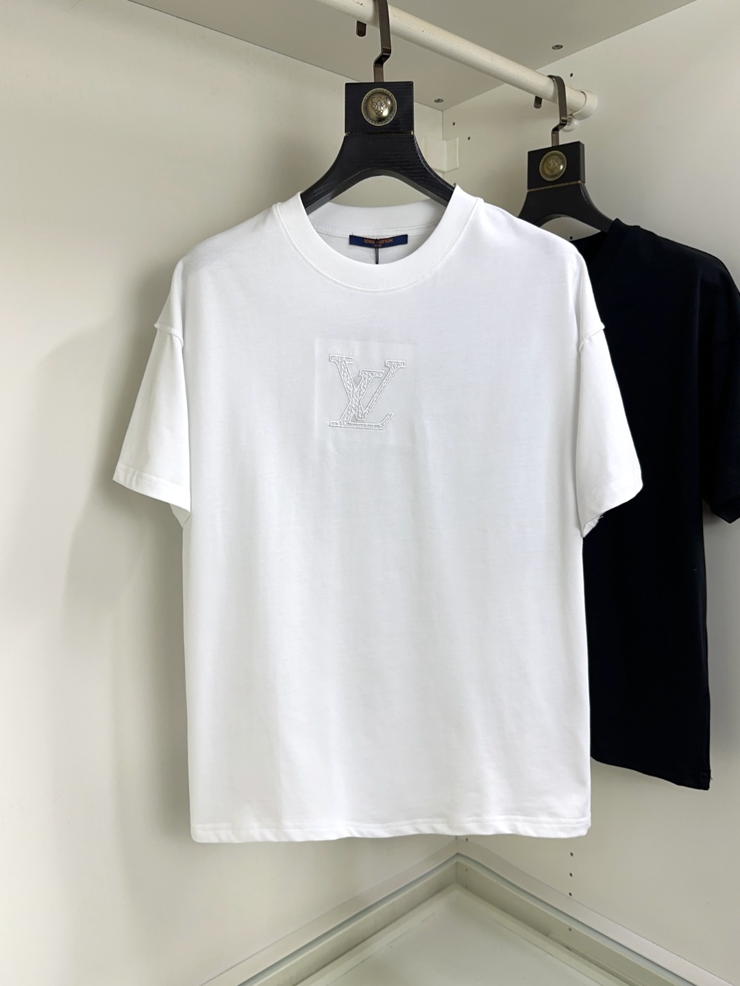 NO:143456,LV Louis Vuitton's new round neck short sleeves in spring and summer. The overall color is bright and bright, with a smooth and soft feel, with a strong drape, natural and soft texture, super comfortable in the body, and a strong drape!  T-shirts are very comfortable and practical in daily wear, super toughness is better than ordinary cotton texture. The fabric is delicate, soft and skin-friendly, with a light and cool touch, bright color and high color fastness, good breathability and drape... code number XS-L,,louis vuitton,louis vuitton,T-shirt,tees,t-shirt,alexander wang19860909LV 路易威登 春夏新款圆领短袖 整体上色泽较鲜明和光亮,手感顺滑揉软,悬垂感特强,质地自然柔软、贴身超级舒服,悬垂感特强！ T恤日常穿搭很自在很实用,超级的有韧性比起一般的棉手感质感都更好的,面料质地细腻、柔软、亲肤,触感轻薄凉爽,色泽艳丽色牢度高,透气性及悬垂性好..码数XS-L,,louis vuitton,louis vuitton,T-shirt,tees，t-shirt,alexander wang,Men's clothing