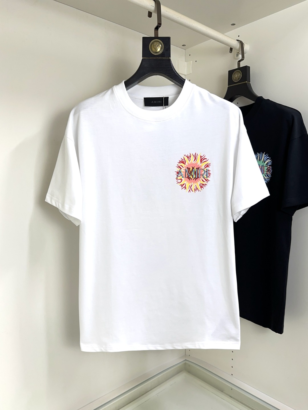 NO:143465,Amiri's new round neck short sleeves in spring and summer have bright and bright colors overall, smooth and soft feel, with a strong drape, natural and soft texture, super comfortable in the body, and a strong drape!  T-shirts are very comfortable and practical in daily wear, super toughness is better than ordinary cotton, the texture is delicate, soft and skin-friendly, the touch is light and cool, the color is bright and the color is fast, the breathability and drape are good.. Number of codes XS-L,, amiri, T-shirt, tees, t-shirt, alexander wang19860909Amiri 春夏新款圆领短袖 整体上色泽较鲜明和光亮,手感顺滑揉软,悬垂感特强,质地自然柔软、贴身超级舒服,悬垂感特强！ T恤日常穿搭很自在很实用,超级的有韧性比起一般的棉手感质感都更好的,面料质地细腻、柔软、亲肤,触感轻薄凉爽,色泽艳丽色牢度高,透气性及悬垂性好..码数XS-L,,amiri,T-shirt,tees，t-shirt,alexander wang,Men's clothing