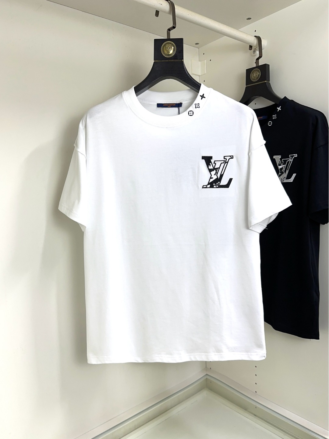 NO:143475,LV Louis Vuitton's new round neck short sleeves in spring and summer. The overall color is bright and bright, with a smooth and soft feel, with a strong drape, natural and soft texture, super comfortable in the body, and a strong drape!  T-shirts are very comfortable and practical in daily wear, super toughness is better than ordinary cotton texture. The fabric is delicate, soft and skin-friendly, with a light and cool touch, bright color and high color fastness, good breathability and drape... code number XS-L,,louis vuitton,louis vuitton,T-shirt,tees,t-shirt,alexander wang19860909LV 路易威登 春夏新款圆领短袖 整体上色泽较鲜明和光亮,手感顺滑揉软,悬垂感特强,质地自然柔软、贴身超级舒服,悬垂感特强！ T恤日常穿搭很自在很实用,超级的有韧性比起一般的棉手感质感都更好的,面料质地细腻、柔软、亲肤,触感轻薄凉爽,色泽艳丽色牢度高,透气性及悬垂性好..码数XS-L,,louis vuitton,louis vuitton,T-shirt,tees，t-shirt,alexander wang,Men's clothing