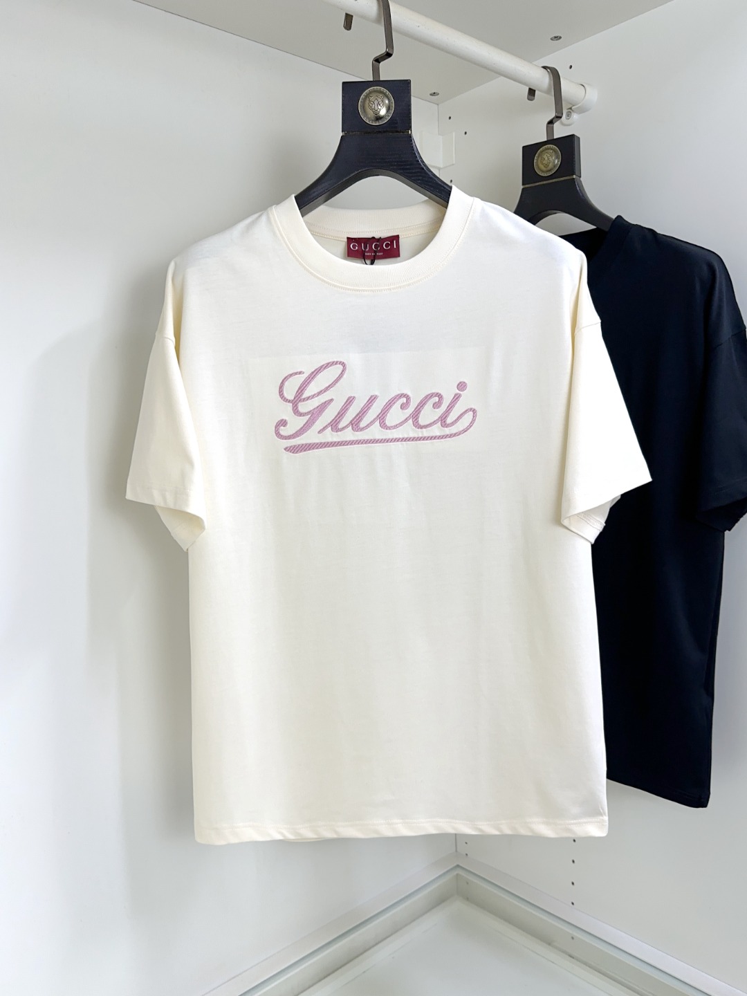 NO:143402,Gucci New round neck short sleeves in spring and summer. The overall color is bright and bright, with smooth and soft feel, with a strong drape, natural and soft texture, super comfortable in the body, and a strong drape!  T-shirts are very comfortable and practical in daily wear, super toughness is better than ordinary cotton, the texture is delicate, soft and skin-friendly, the touch is light and cool, the color is bright and the color is fast, the breathability and drape are good.. Number of codes XS-L, gucci, T-shirt, tees, t-shirt, alexander wang19860909Gucci 古奇 春夏新款圆领短袖 整体上色泽较鲜明和光亮,手感顺滑揉软,悬垂感特强,质地自然柔软、贴身超级舒服,悬垂感特强！ T恤日常穿搭很自在很实用,超级的有韧性比起一般的棉手感质感都更好的,面料质地细腻、柔软、亲肤,触感轻薄凉爽,色泽艳丽色牢度高,透气性及悬垂性好..码数XS-L,,gucci,T-shirt,tees，t-shirt,alexander wang,Men's clothing