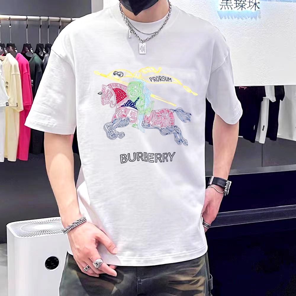 NO:143540,The high-end version of Burberry, the largest XXL can wear 200 catties, with a top-level round neck, casual short-sleeved high-end custom versatile style. Anyone can easily control it. The fabric is fully customized craftsmanship. The latest logo design of the luxurious classic brand on the chest is very high-end. Those who understand the goods must enter!  The style and tailoring are slim styles, which are very exquisite, showing aura and highlighting the exquisiteness of business men. This is the unique feature, the right slim fit, and the upper body effect is very good!  Size S-XXL, burberry, burberry, T-shirt, alexander wang19860909高版本  Burberry 巴宝莉 最大XXL可穿200斤顶级圆领休闲短袖高级定制百搭款式 任何人都可以轻松驾驭 面料全订制工艺 胸前奢华经典品牌最新logo设计,非常显档次懂货的必须入！版型剪裁属于修身款 非常精致,显气场,又会凸显商务男士的精致,这就是独到之处,恰到好处的修身,上身效果非常赞！尺码S-XXL,,burberry,burberry,T-shirt,alexander wang,Men's clothing