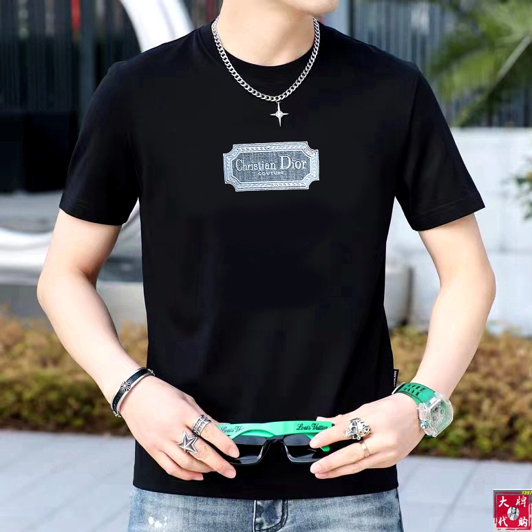 NO:143522,DIOR DIOR Pang Ge Gospel XL wears 200 catties, top-quality round neck, casual short-sleeved high-end custom versatile style, anyone can easily control it, full-customized fabric craftsmanship, the latest logo design of the luxurious classic brand on the chest, very high-end, those who understand goods must enter!  The style and tailoring are slim styles, which are very exquisite, showing aura and highlighting the exquisiteness of business men. This is the unique feature, the right slim fit, and the upper body effect is very good!  Size XS-XL (counter code is equivalent to M-3XL), dior, dior, T-shirt, alexander wang19860909DIOR 迪奥 胖哥福音XL穿200斤 顶级圆领休闲短袖高级定制百搭款式 任何人都可以轻松驾驭 面料全订制工艺 胸前奢华经典品牌最新logo设计,非常显档次懂货的必须入！版型剪裁属于修身款 非常精致,显气场,又会凸显商务男士的精致,这就是独到之处,恰到好处的修身,上身效果非常赞！尺码XS-XL（专柜码等同M-3XL）,,dior,dior,T-shirt,alexander wang,Men's clothing