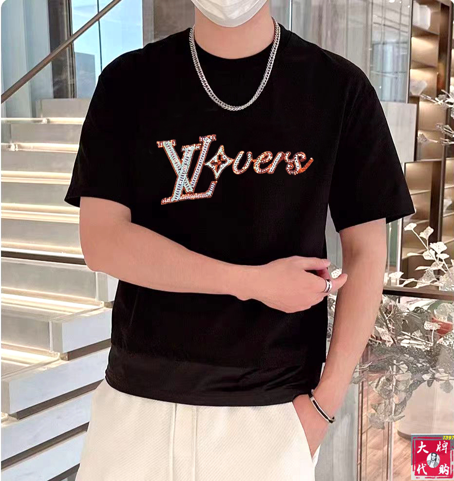 NO:143493,LV Louis Vuitton Fat Brother Gospel XL wears 200 catties, top-quality round neck, casual short-sleeved high-end custom versatile style, anyone can easily control it, full custom fabric craftsmanship, the latest logo design of the luxurious classic brand on the chest, very high-end, those who understand goods must enter!  The style and tailoring are slim styles, which are very exquisite, showing aura and highlighting the exquisiteness of business men. This is the unique feature, the right slim fit, and the upper body effect is very good!  Size XS-XL (counter code is equivalent to M-3XL), louis vuitton,louis vuitton,t-shirt,alexander wang19860909LV 路易威登 胖哥福音XL穿200斤 顶级圆领休闲短袖高级定制百搭款式 任何人都可以轻松驾驭 面料全订制工艺 胸前奢华经典品牌最新logo设计,非常显档次懂货的必须入！版型剪裁属于修身款 非常精致,显气场,又会凸显商务男士的精致,这就是独到之处,恰到好处的修身,上身效果非常赞！尺码XS-XL（专柜码等同M-3XL）,,louis vuitton,louis vuitton,T-shirt,alexander wang,Men's clothing