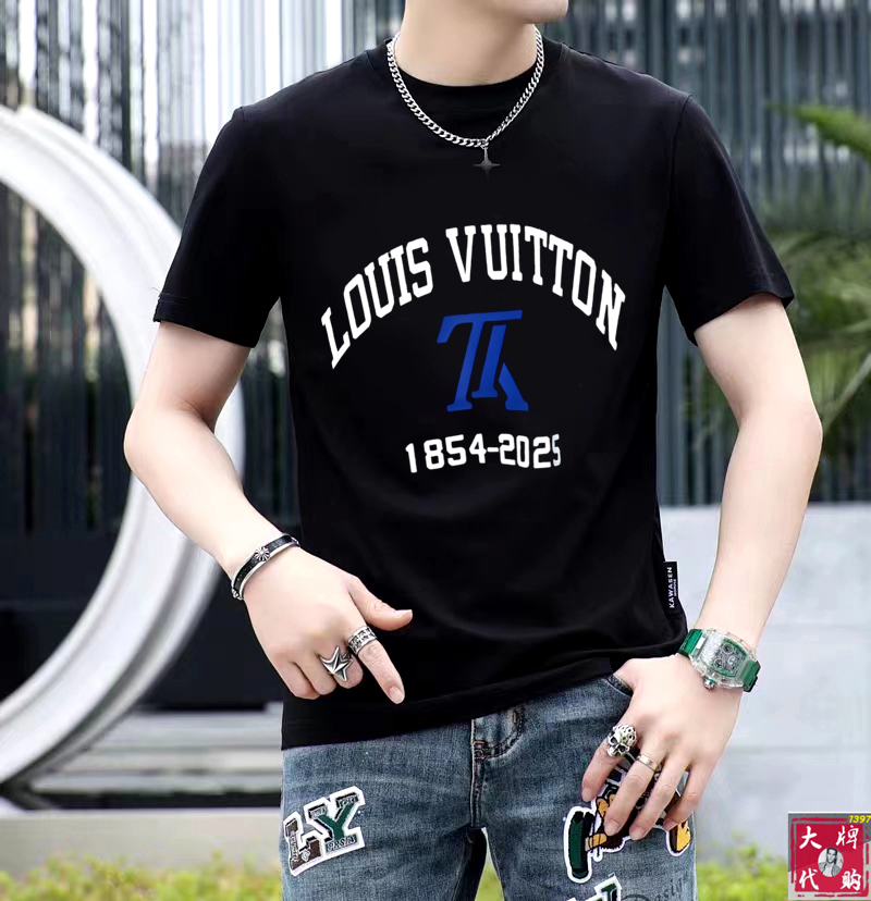 NO:143554,LV Louis Vuitton Spring and Summer New Short-Sleeve T-Shirt!  Fashionable casual short-sleeved T-shirt with catwalk patterns!  The design logo design is soft and skin-friendly, comfortable and breathable, and you can’t picky about the real thing!  Genderless couples mix styles to open up a new fashion charm!  Differentiate the market version, high-quality custom series!  Size M-XXL, louis vuitton,louis vuitton,t-shirt,tees,t-shirt,alexander wang19860909LV 路易威登 春夏新款短袖T恤！走秀图案时尚休闲短袖T恤衫！设计logo设计,手感柔软亲肤,着身舒适透气性都无法挑剔,实物绝对会让你爱不释手！无性别主义的情侣混穿款式,打开全新的时装新韵味！区别市场版本,高定系列！尺码M-XXL,,louis vuitton,louis vuitton,T-shirt,tees，t-shirt,alexander wang,Men's clothing