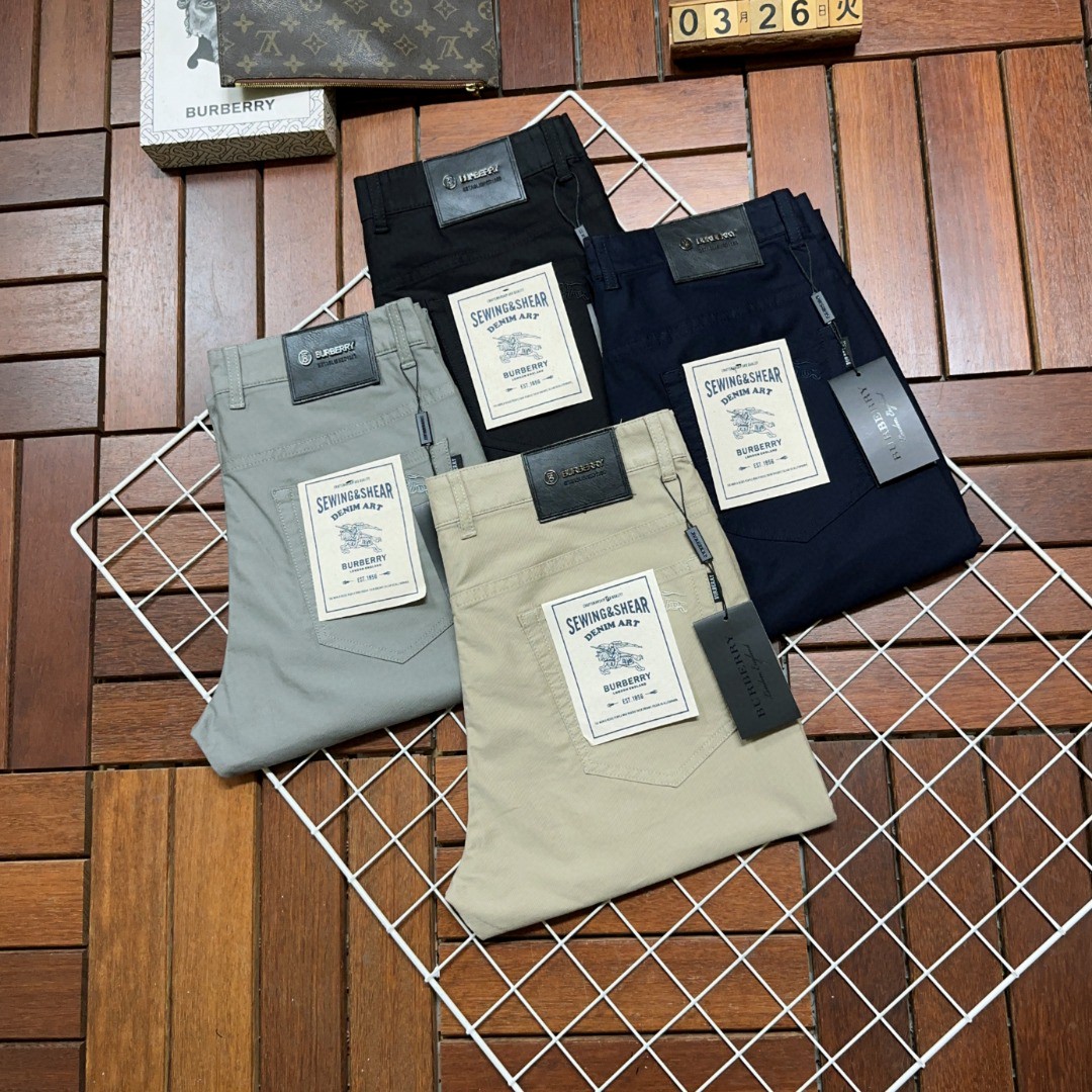 NO:147842,Burberry Burberry is coming, new styles and new products are available for sale in the counter. The original 1:1 product of the counter in physical stores is suitable for all ages. The highest version of the imported European fabric in the market is comfortable, soft and skin-friendly, with super cool and fashionable and versatile effect, straight and stylish, a must-have for the wardrobe!  Suitable for any occasion Size: 29-40, burberry, burberry, alexander wang19860909Burberry 巴宝莉 爆款来袭 新款新品 专柜有售 实体店已极品休闲裤西裤专柜原版1:1好货,适合各个年龄段.市场最高版本的欧洲进口面料.舒适柔软亲肤,上身效果超级棒时尚百搭,笔挺有型,衣橱必备！适合任何场合穿着 尺码:29-40,,burberry,burberry,alexander wang,Men's clothing