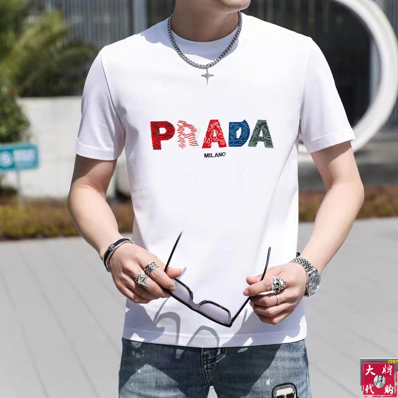 NO:147968,Prada Prada Fat Brother Gospel Maximum XL can wear 200 catties Top round neck casual short sleeves Top version High-end custom versatile styles Anyone can easily control the fabric is fully customized craftsmanship The latest logo design of the luxurious classic brand on the chest is very high-end, and those who understand goods must enter!  The style and tailoring are slim styles, which are very exquisite, showing aura and highlighting the exquisiteness of business men. This is the unique feature, the right slim fit, and the upper body effect is very good!  Size XS-XL (counter code is equivalent to M-3XL), prada, prada, T-shirt, alexander wang19860909Prada 普拉达 胖哥福音最大XL可穿200斤 顶级圆领休闲短袖 顶级版本 高级定制百搭款式 任何人都可以轻松驾驭 面料全订制工艺 胸前奢华经典品牌最新logo设计,非常显档次懂货的必须入！版型剪裁属于修身款 非常精致,显气场,又会凸显商务男士的精致,这就是独到之处,恰到好处的修身,上身效果非常赞！尺码XS-XL（专柜码等同M-3XL）,,prada,prada,T-shirt,alexander wang,Men's clothing