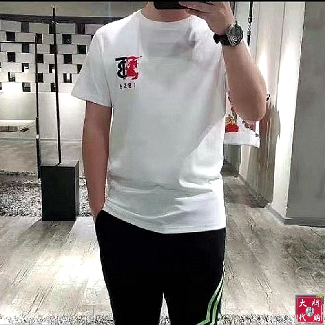 NO:147959,Burberry, Fat Brother Gospel, the largest XL can wear 200 pounds, top-level round neck casual short sleeves, top-level version, high-end custom versatile style, anyone can easily control the fabric, full customization and craftsmanship, the latest logo design of the luxurious classic brand on the chest, very high-end and those who understand goods must enter!  The style and tailoring are slim styles, which are very exquisite, showing aura and highlighting the exquisiteness of business men. This is the unique feature, the right slim fit, and the upper body effect is very good!  Size XS-XL (counter code is equivalent to M-3XL), burberry, burberry, T-shirt, alexander wang19860909Burberry 巴宝莉 胖哥福音最大XL可穿200斤 顶级圆领休闲短袖 顶级版本 高级定制百搭款式 任何人都可以轻松驾驭 面料全订制工艺 胸前奢华经典品牌最新logo设计,非常显档次懂货的必须入！版型剪裁属于修身款 非常精致,显气场,又会凸显商务男士的精致,这就是独到之处,恰到好处的修身,上身效果非常赞！尺码XS-XL（专柜码等同M-3XL）,,burberry,burberry,T-shirt,alexander wang,Men's clothing