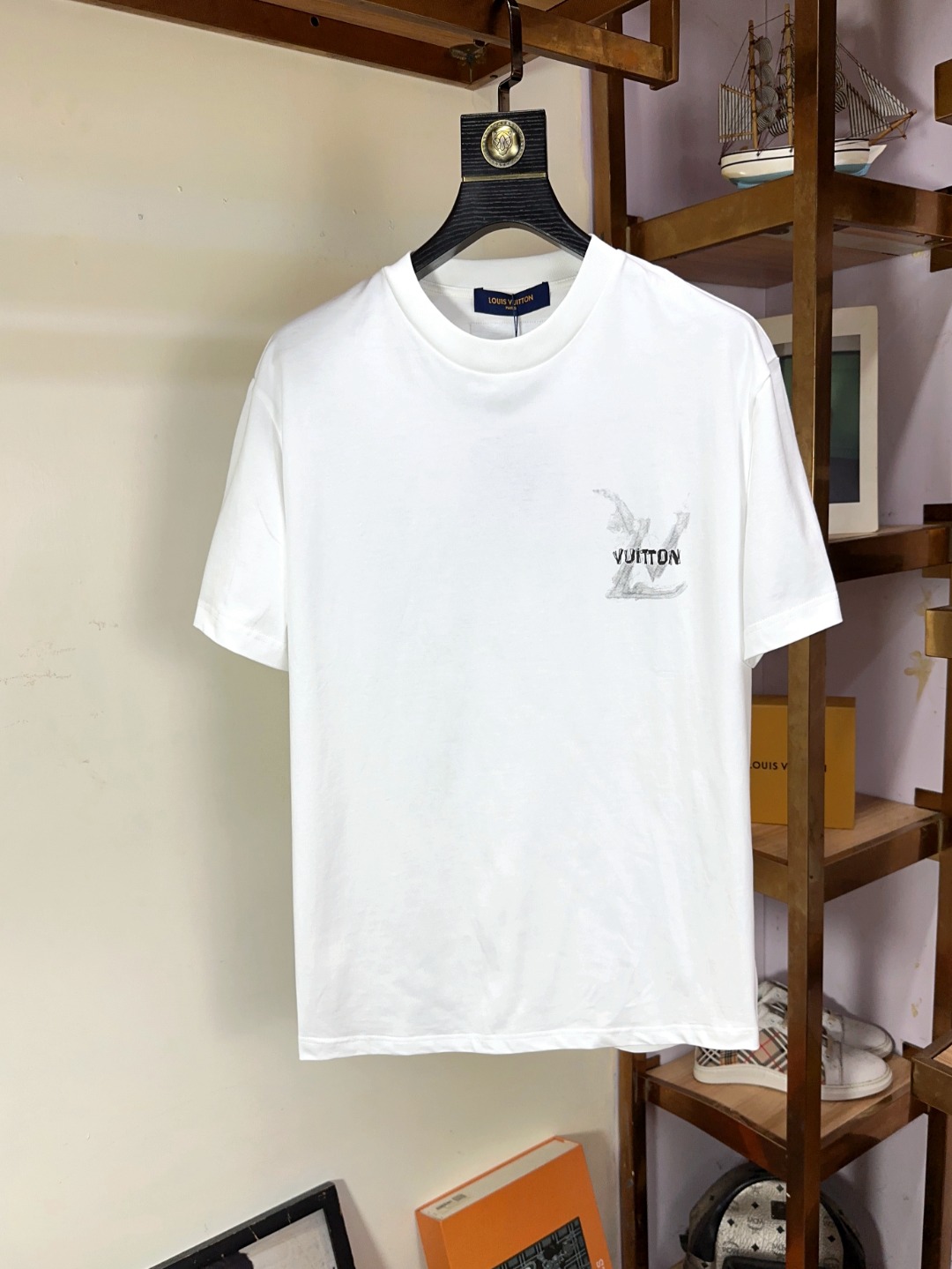 NO:147933,LV Louis Vuitton Fat Brother Gospel Max XL can wear 200 catties Top round neck casual short sleeves Top version High-end custom versatile styles Anyone can easily control the fabric is fully customized craftsmanship The latest logo design of the luxurious classic brand on the chest is very high-end, and those who understand goods must enter!  The style and tailoring are slim styles, which are very exquisite, showing aura and highlighting the exquisiteness of business men. This is the unique feature, the right slim fit, and the upper body effect is very good!  Size XS-XL (counter code is equivalent to M-3XL), louis vuitton,louis vuitton,t-shirt,alexander wang19860909LV 路易威登 胖哥福音最大XL可穿200斤 顶级圆领休闲短袖 顶级版本 高级定制百搭款式 任何人都可以轻松驾驭 面料全订制工艺 胸前奢华经典品牌最新logo设计,非常显档次懂货的必须入！版型剪裁属于修身款 非常精致,显气场,又会凸显商务男士的精致,这就是独到之处,恰到好处的修身,上身效果非常赞！尺码XS-XL（专柜码等同M-3XL）,,louis vuitton,louis vuitton,T-shirt,alexander wang,Men's clothing