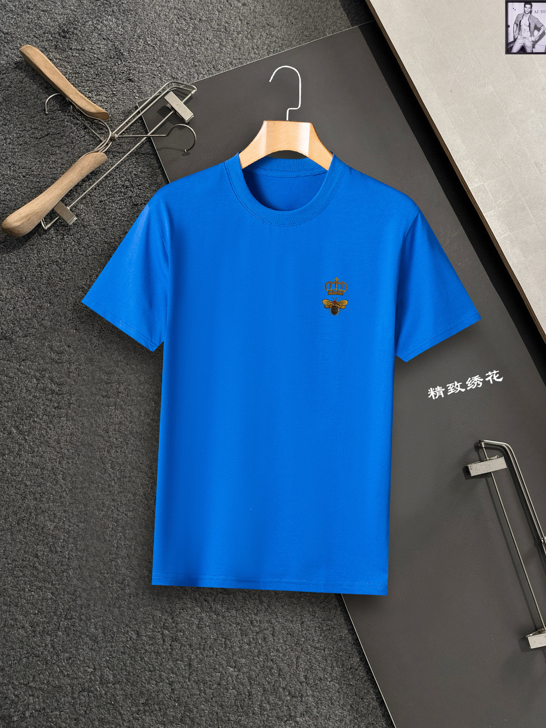 NO:147741,DG Dolce & Gabbana New style is synchronized on the official website, with high-end customization and versatile styles that anyone can easily control. The fabric is fully customized and the chest brand logo design is very high-end, fashionable, casual and exquisite, and the upper body effect is very good!  Size S-2XL, Dolce & Gabbana, Dolce & Gabbana, alexander wang19860909DG 杜嘉班纳 新款官网同步,高级定制百搭款式 任何人都可以轻松驾驭 面料全订制工艺 胸前品牌logo设计,非常显档次版型时尚潮流休闲精致,上身效果非常赞！尺码S-2XL,,Dolce&Gabbana,Dolce&Gabbana,alexander wang,Men's clothing