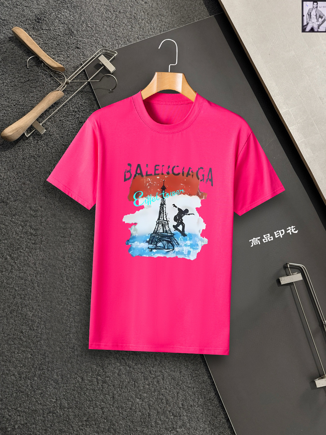 NO:147752,Balenciaga new style is synchronized on the official website, high-end custom versatile styles, anyone can easily control it. The fabric is fully customized craftsmanship, the brand logo design on the chest is very high-end, fashionable, casual and exquisite, and the upper body effect is very good!  Size S-2XL, balenciaga, balenciaga, alexander wang19860909Balenciaga 巴黎世家 新款官网同步,高级定制百搭款式 任何人都可以轻松驾驭 面料全订制工艺 胸前品牌logo设计,非常显档次版型时尚潮流休闲精致,上身效果非常赞！尺码S-2XL,,balenciaga,balenciaga,alexander wang,Men's clothing