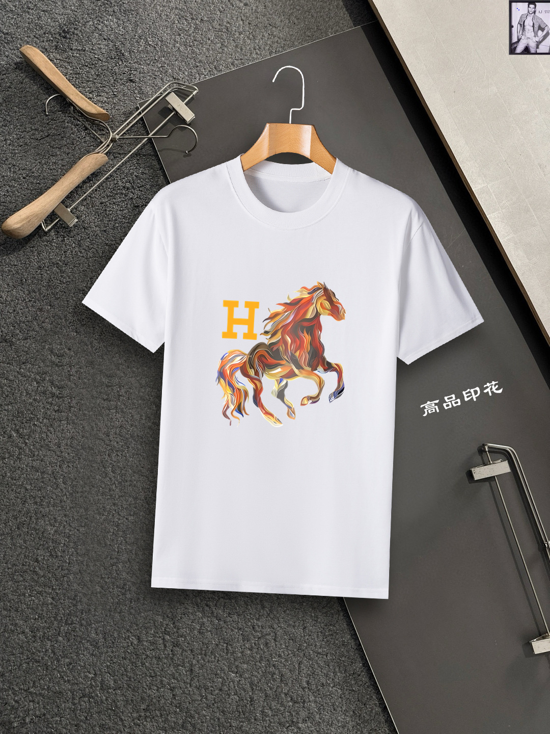 NO:147763,Hermes new style is synchronized on the official website, high-end customization and versatile styles, which can be easily controlled by anyone. The fabric is fully customized, and the chest brand logo design is very high-end, fashionable, casual and exquisite, and the upper body effect is very good!  Size S-2XL, hermes, hermes, alexander wang19860909Hermes 爱马仕 新款官网同步,高级定制百搭款式 任何人都可以轻松驾驭 面料全订制工艺 胸前品牌logo设计,非常显档次版型时尚潮流休闲精致,上身效果非常赞！尺码S-2XL,,hermes,hermes,alexander wang,Men's clothing